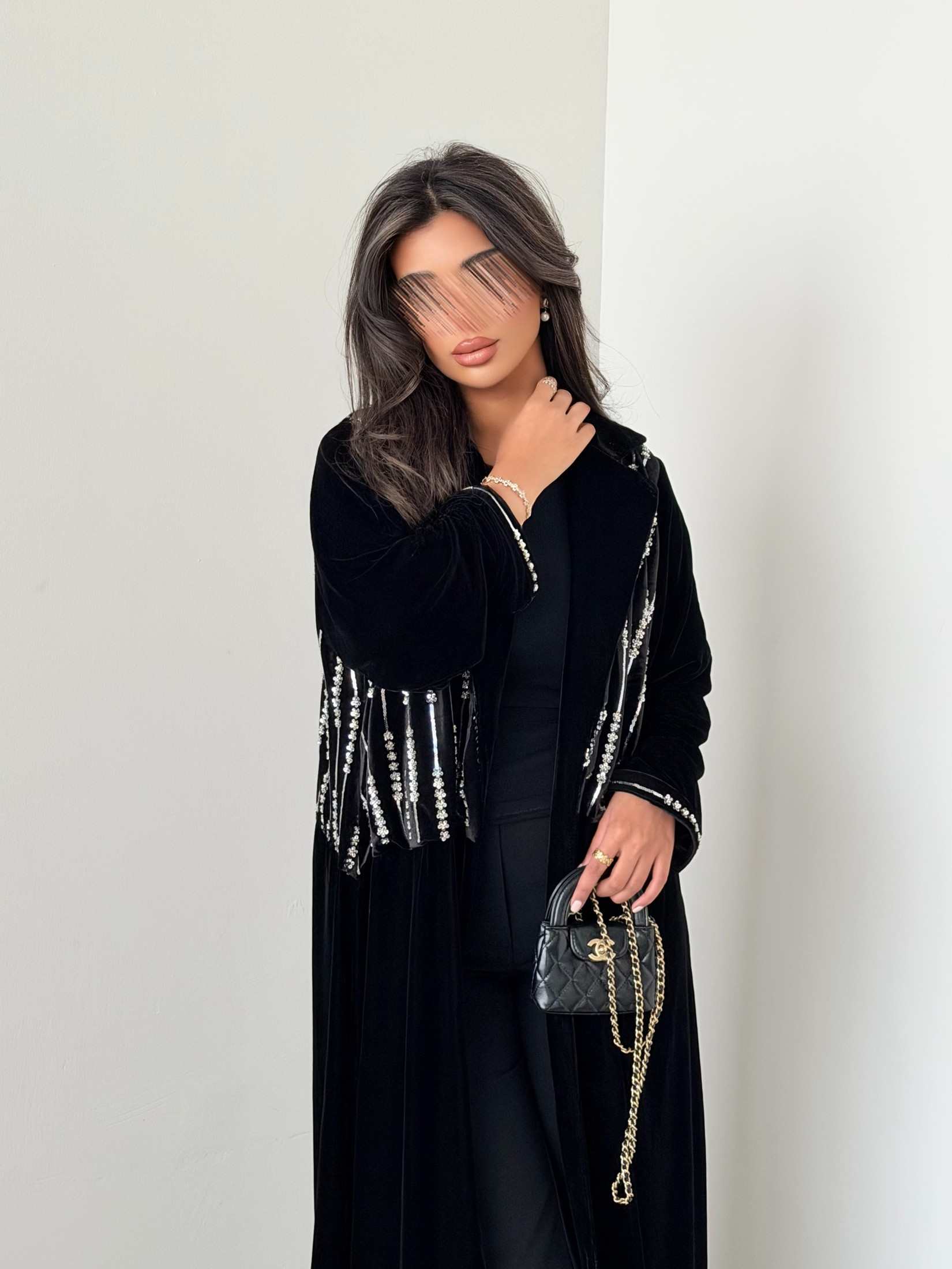 MWT984 - عباية مخمل مع تدخيلة مخمل لمعة من الامام - Aya
