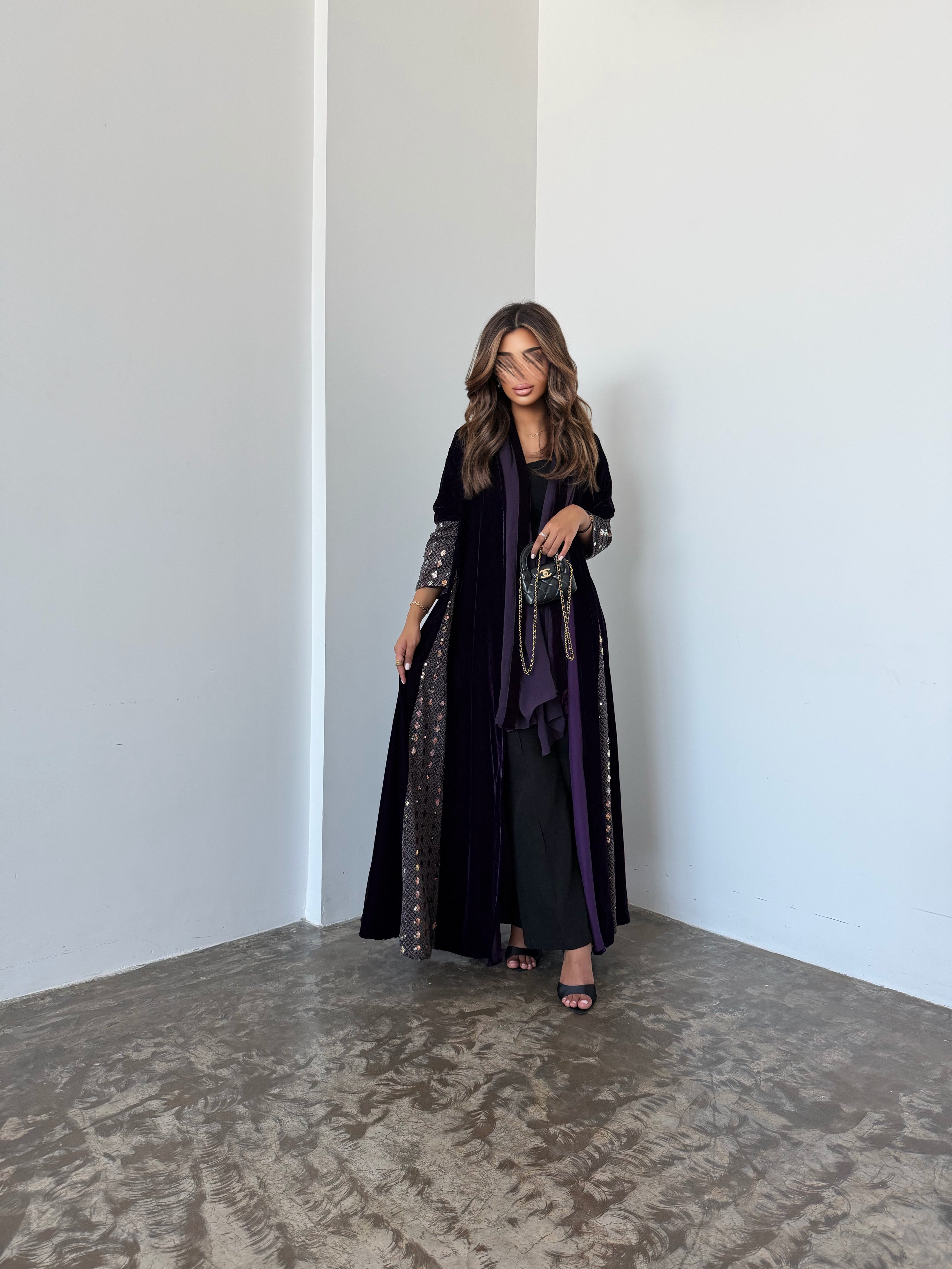 MWT951 - عباية مخمل موفي مع اضافة قماش ترتر بالأكمام كامل العبايه على شكل مثلثات