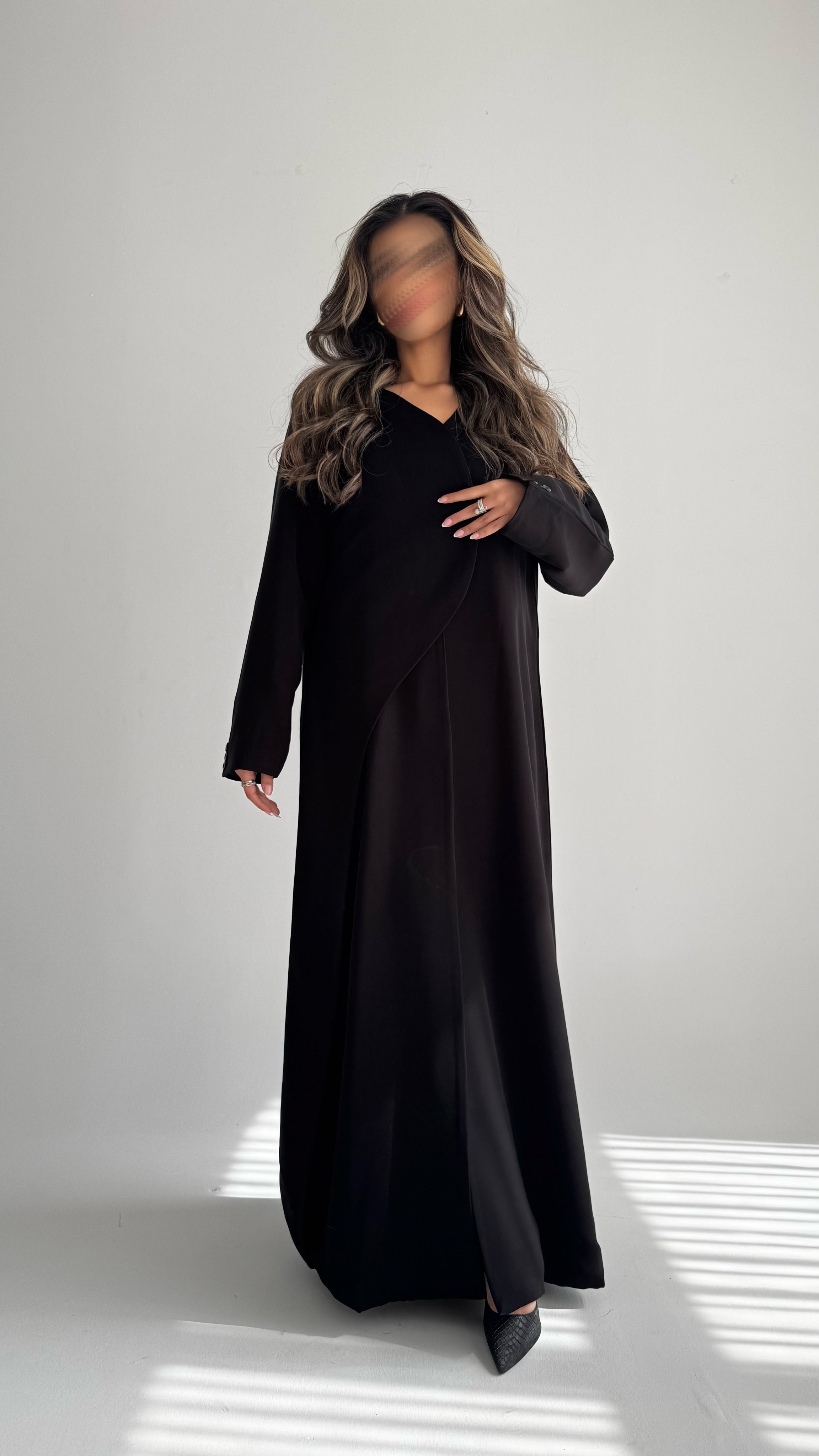 MW1869 - عباية بليزر بقصة من الامام عند الصدر