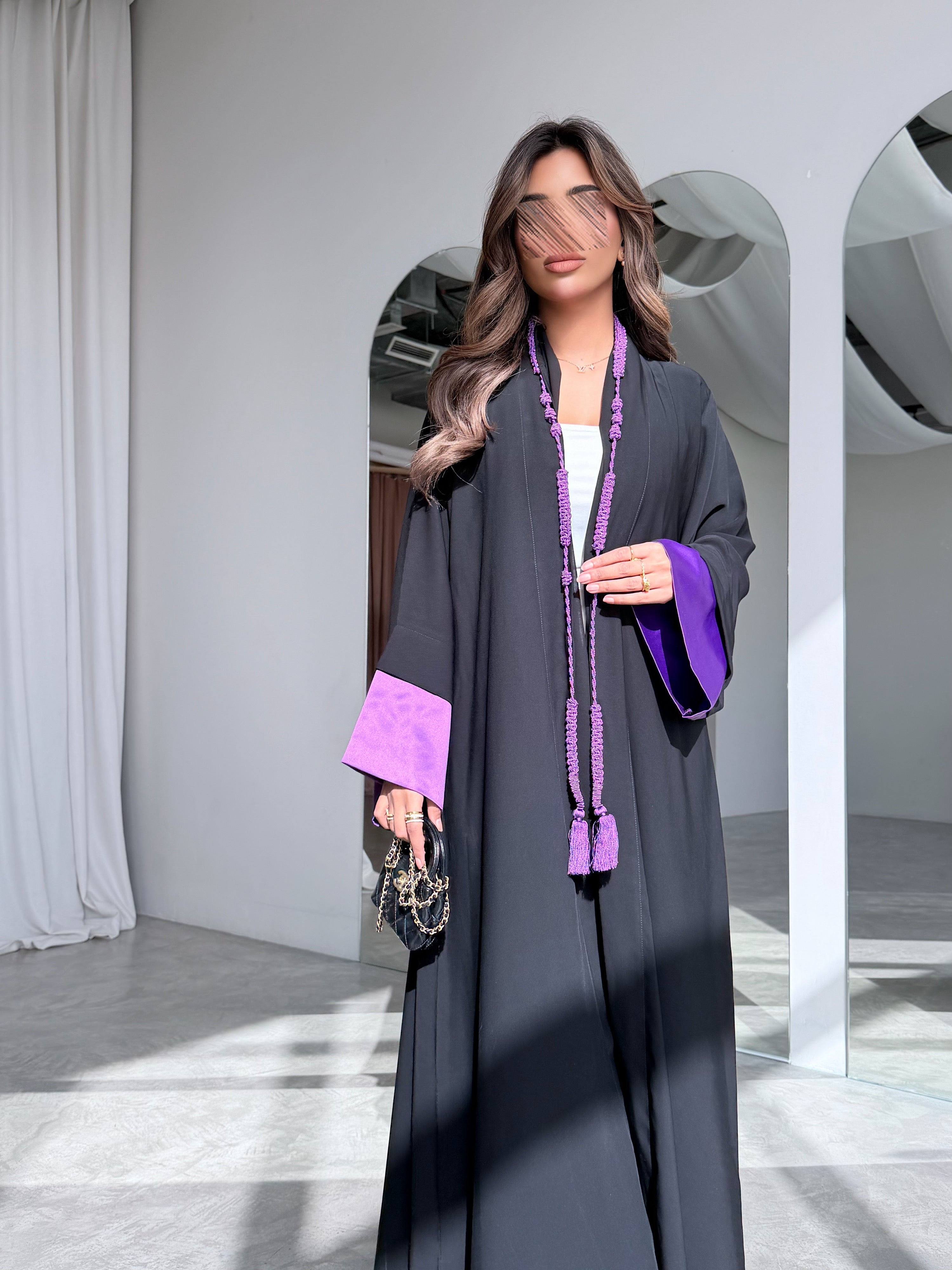 MWT5018 - قماش اسود كريب و اضافة قماش تفته ناعم بنفسجي بالأكمام مع كلفة من الأمام قصة نص كلوش - Aya