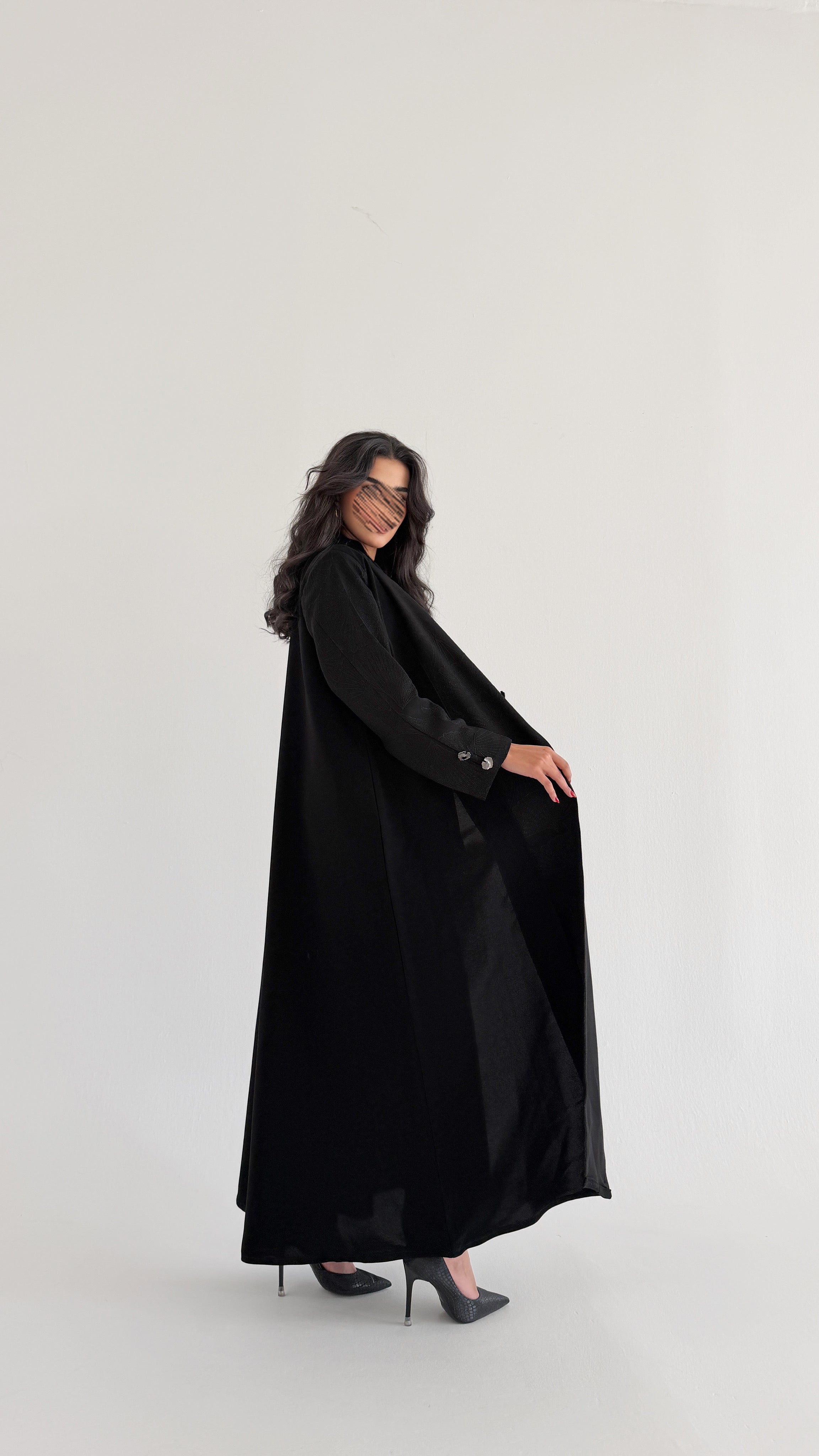 MW2043 - عباية كريب من الجوانب مع اضافه قماش جاكار على الاكمام وتركيب الازرار - Aya