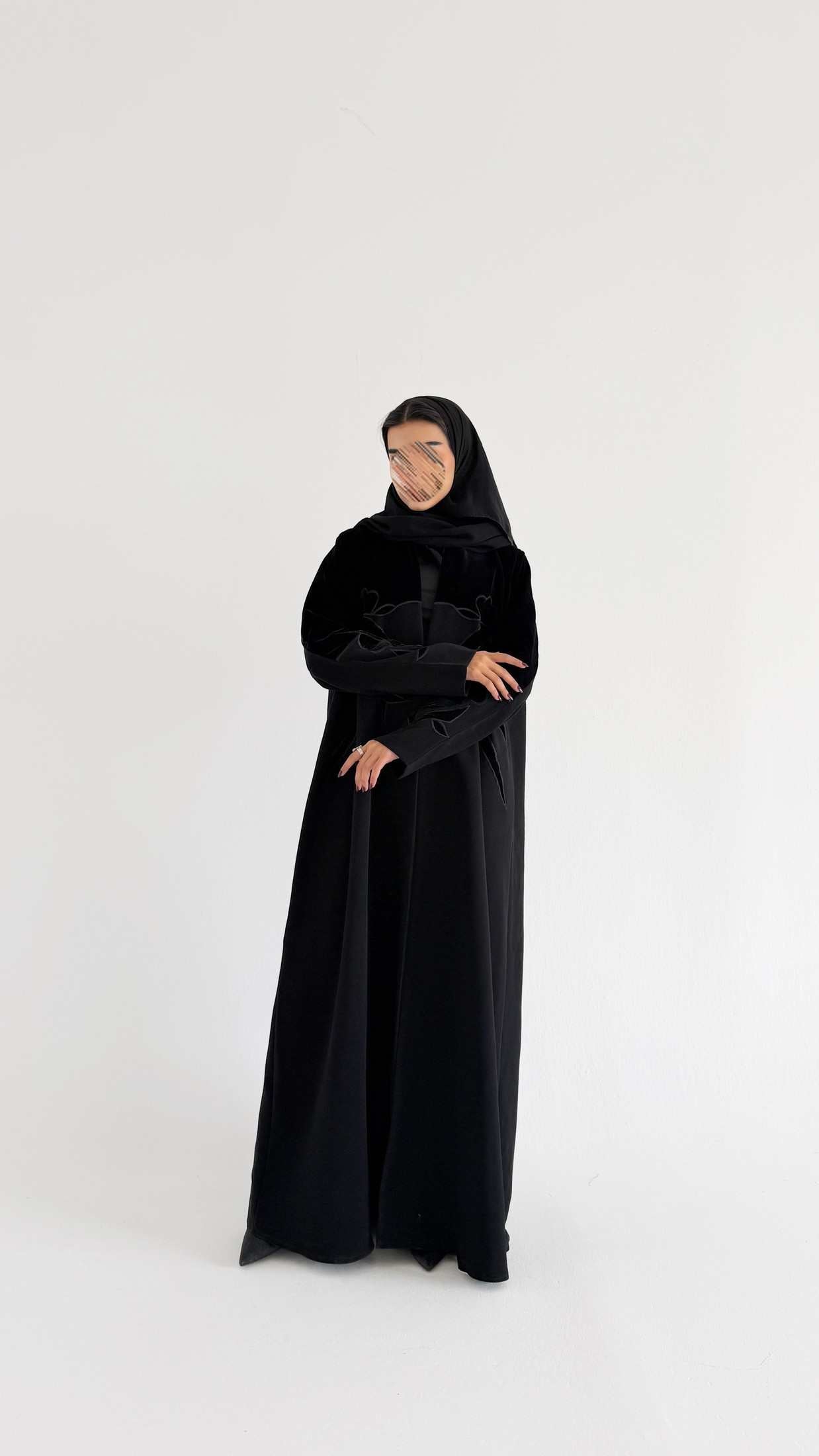 MWT894 - عبايه  كريب مع تدخيله مخمل بشكل وردات - Aya