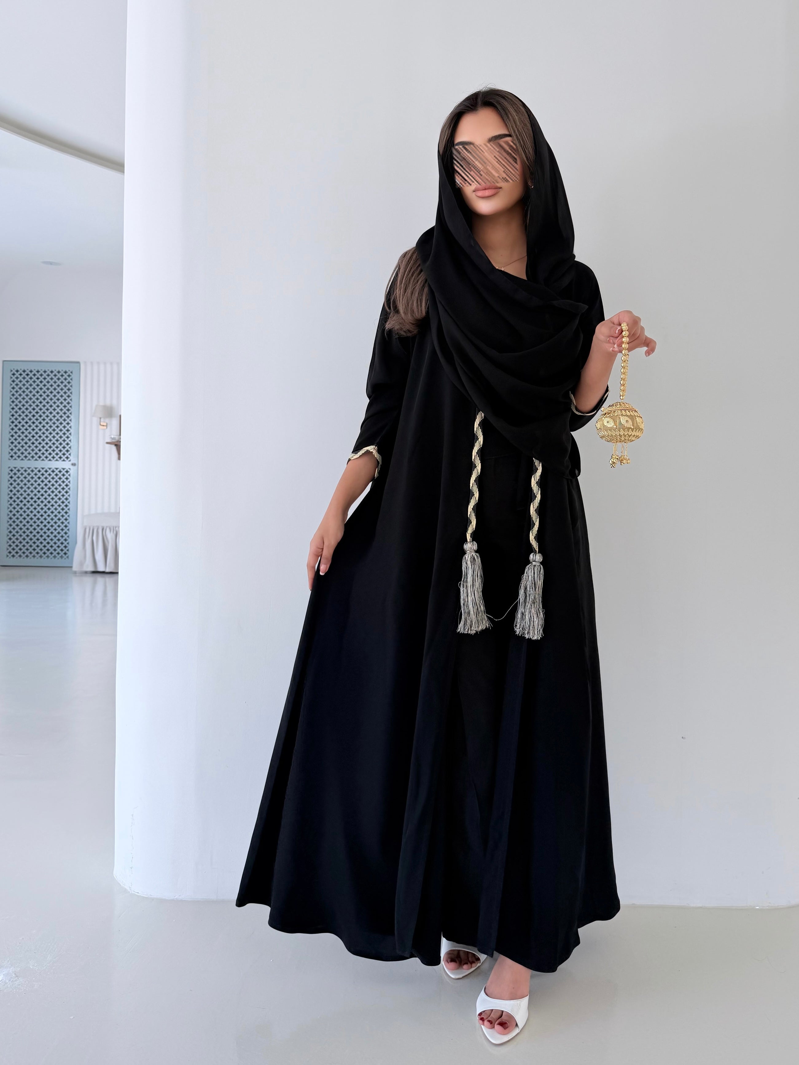 MWT5017 - قماش اسود كريب مع كلفه من الأمام والأكمام قصة نص كلوش - Aya