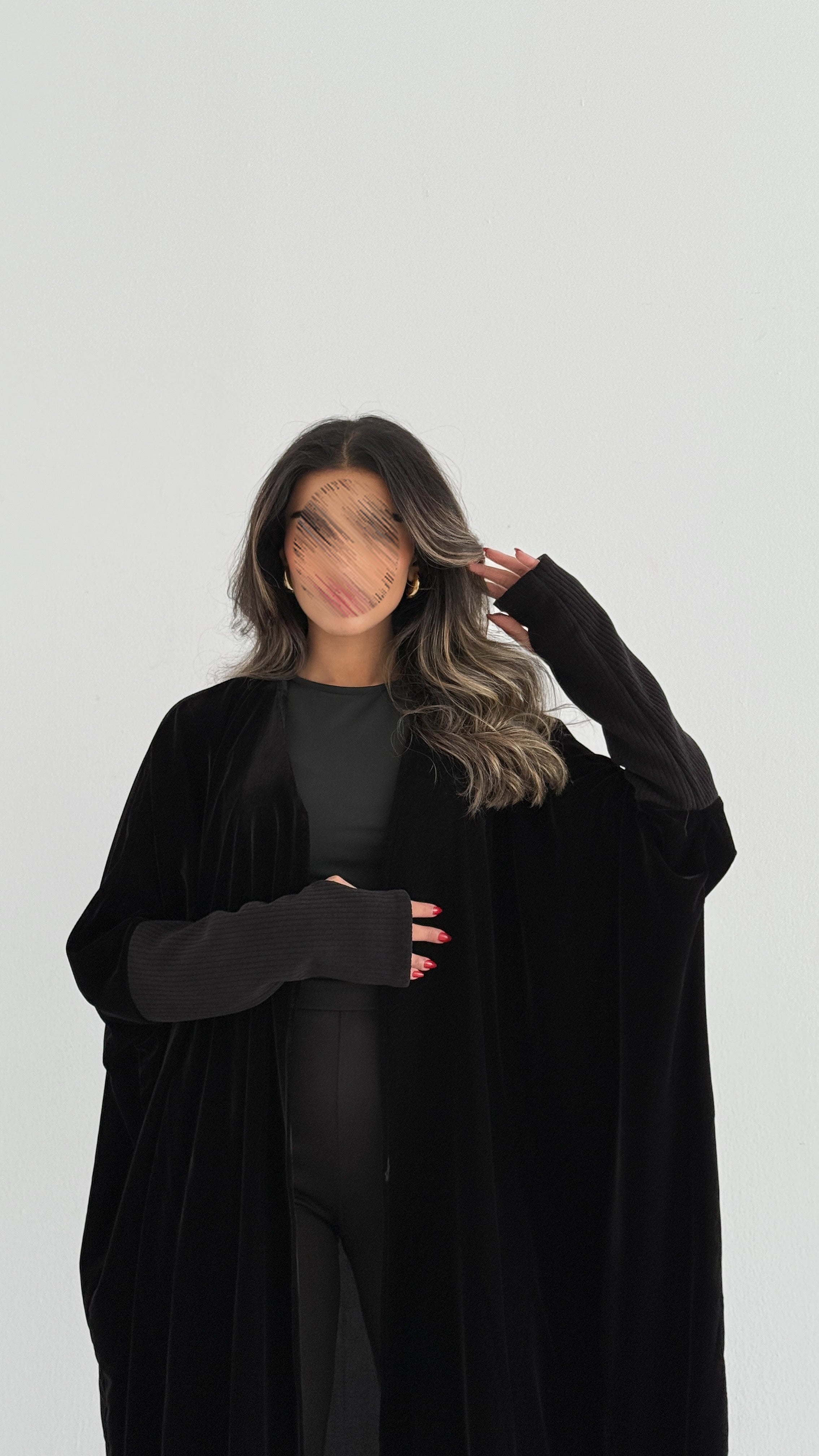 MWT749 - عباية مخمل بأكمام استرتش - Aya