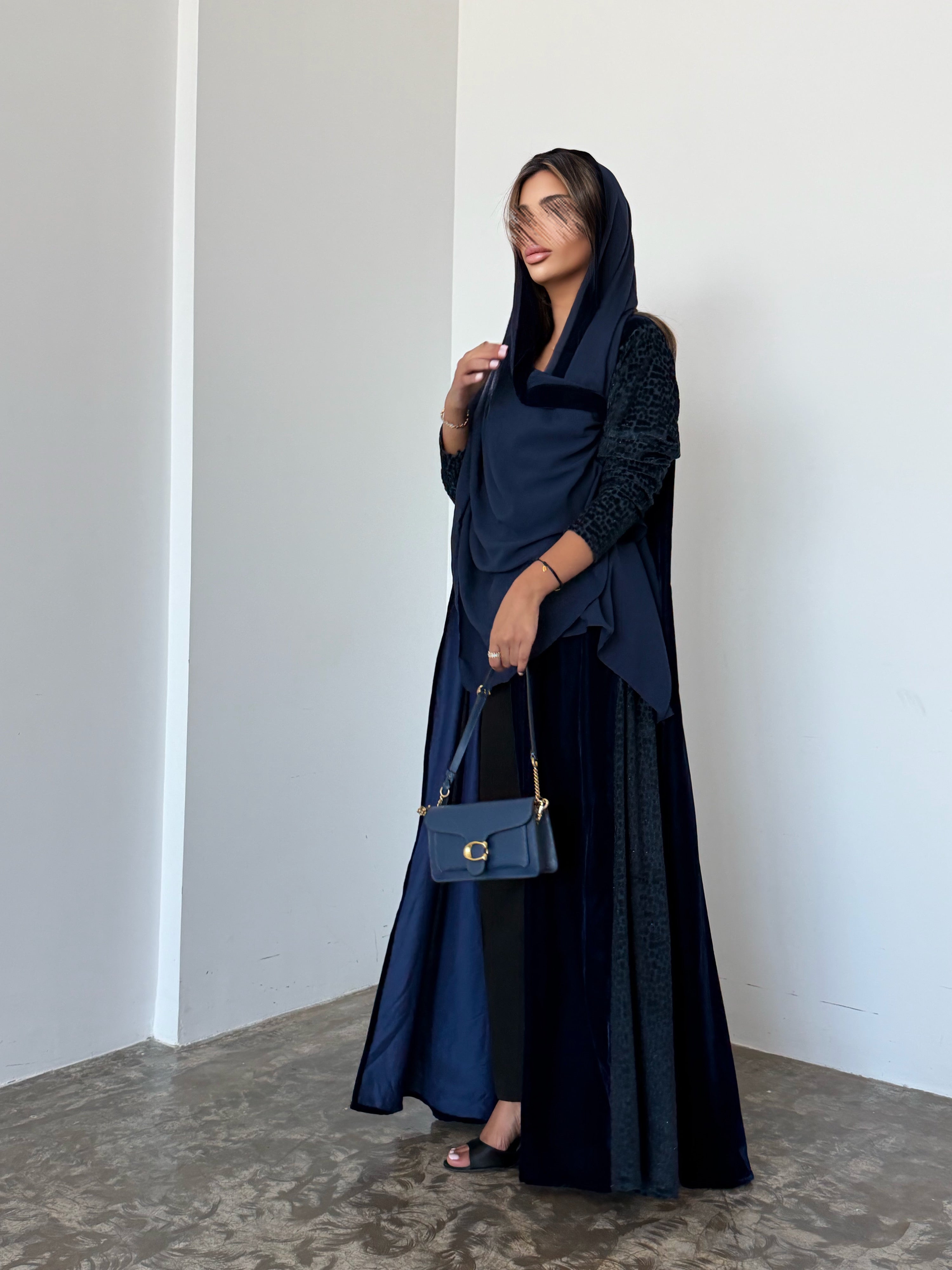 MWT954 - عباية مخمل مع تدخيلة لمعه بالاكمام والجوانب