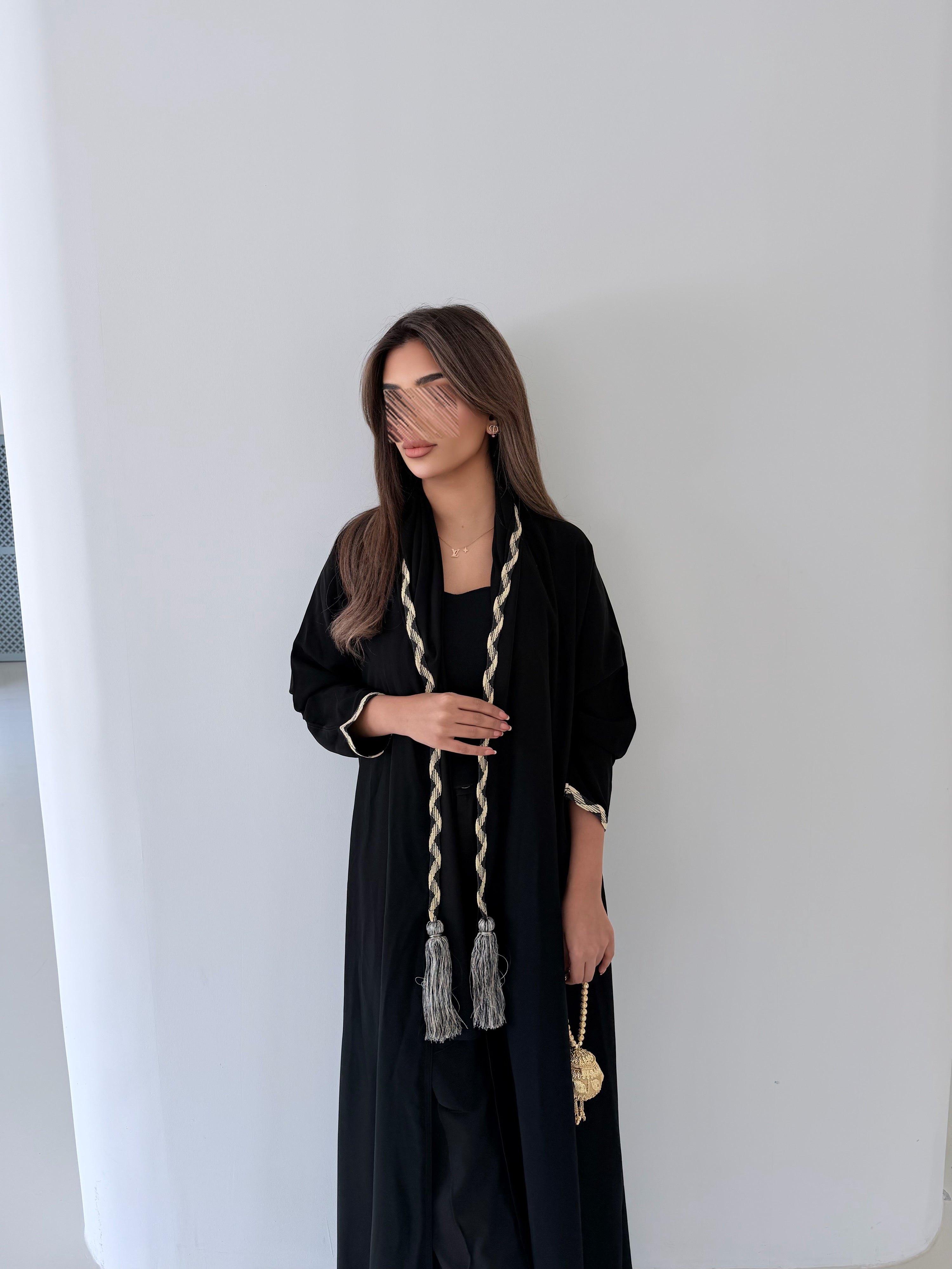 MWT5017 - قماش اسود كريب مع كلفه من الأمام والأكمام قصة نص كلوش - Aya