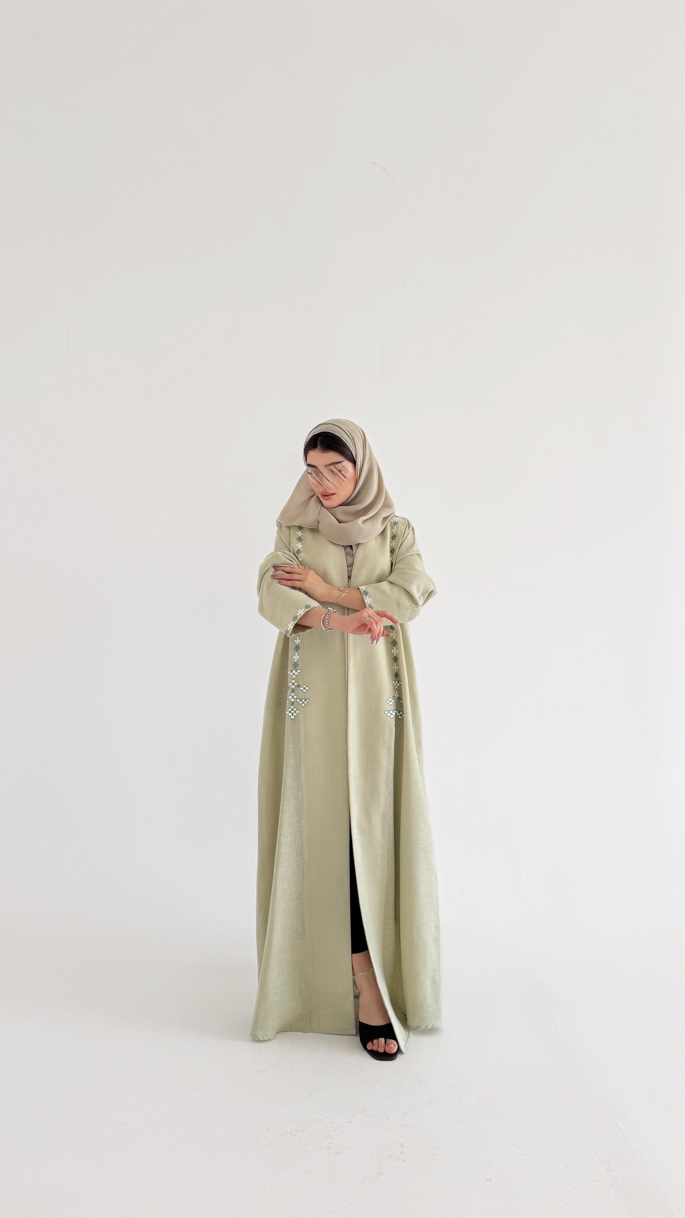 MW2124 - عباية لينن أنيقة بقصّة هينك عصرية - Aya