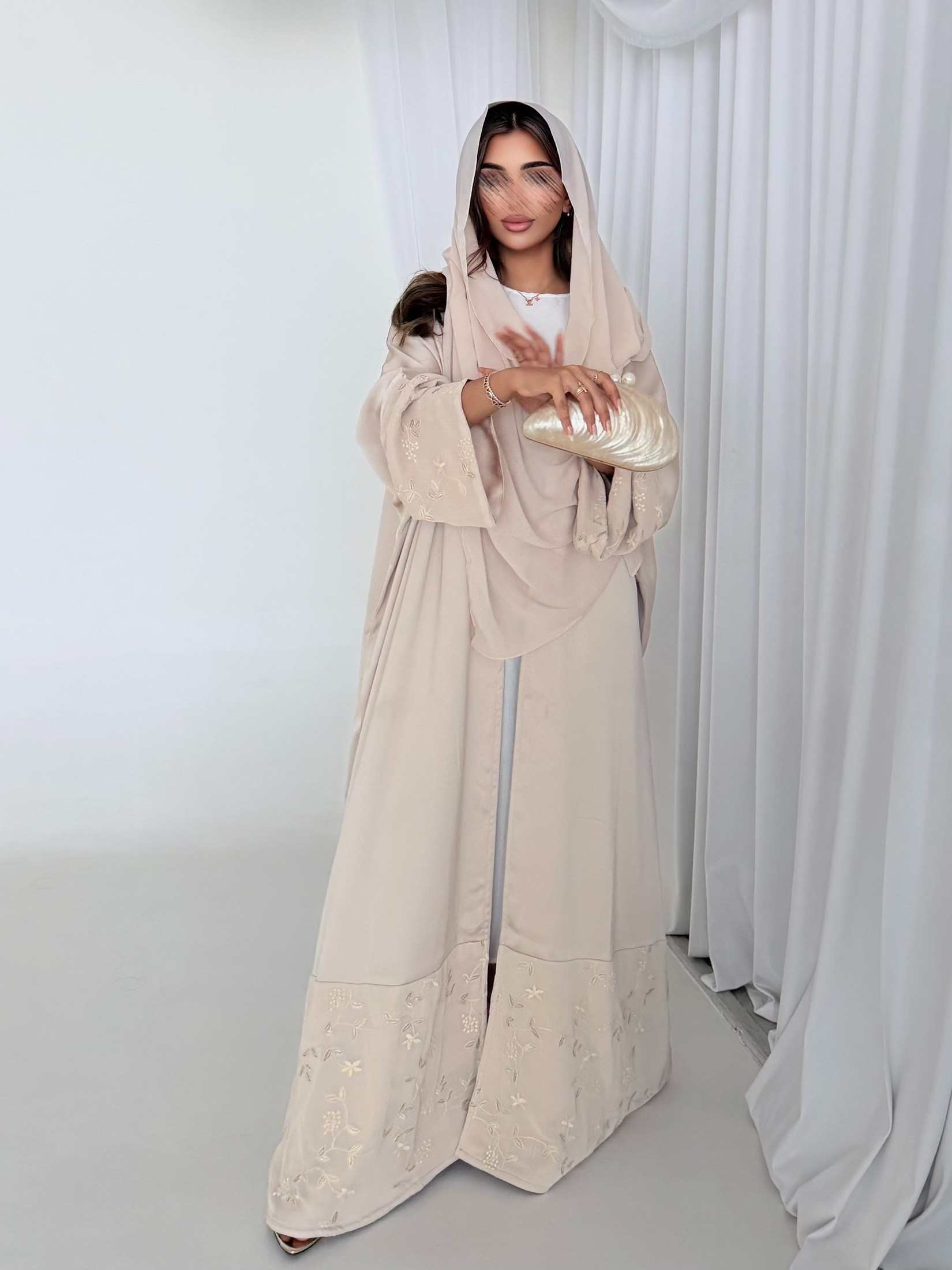MWT5218 - عبايه بيج صيفيه مع تدخيلات ورد بقماش ناعم جداً - Aya