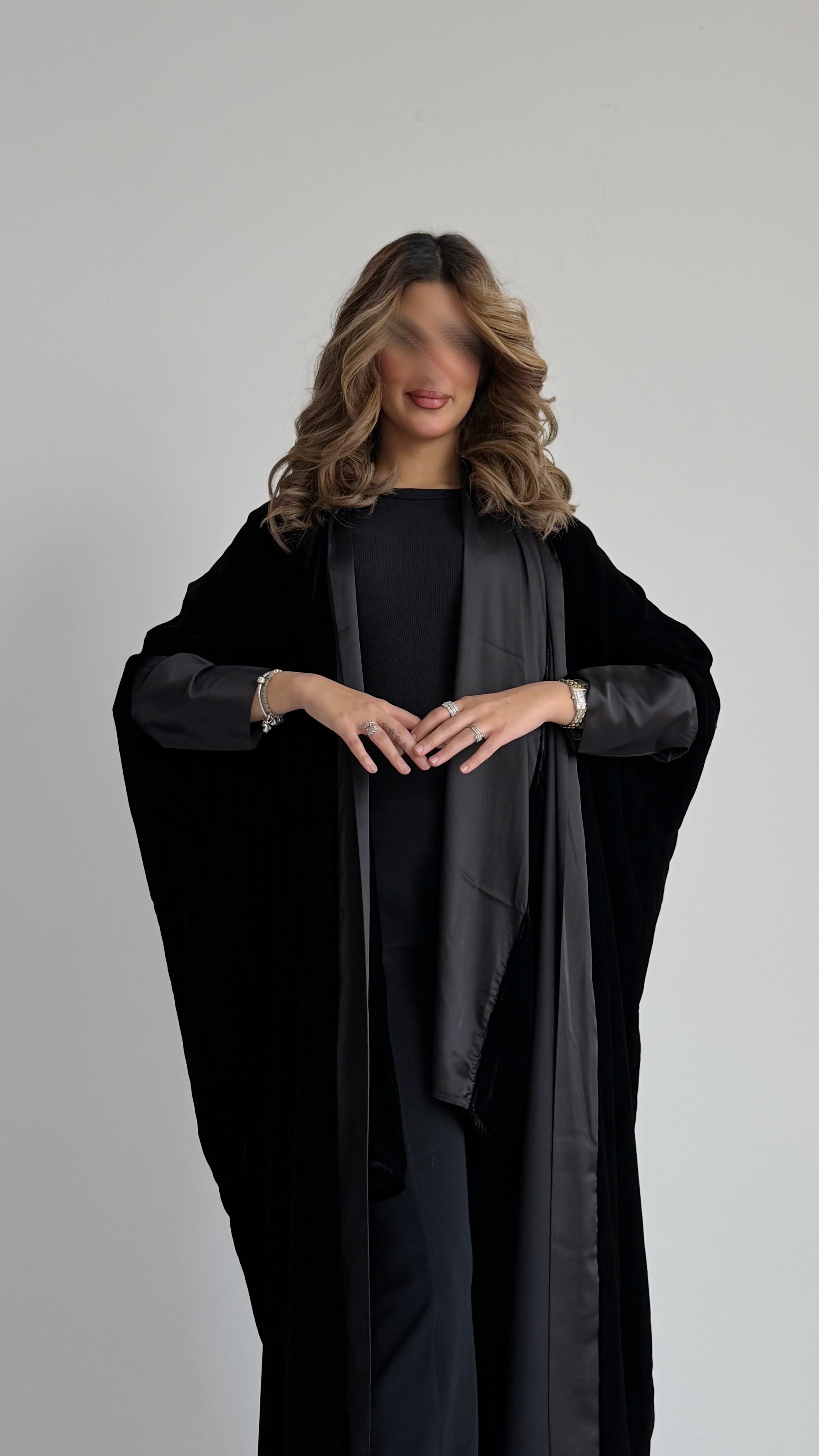 MWT396 - عباية شتوية مخمل مع تدخيله ساتان  اسود - Aya