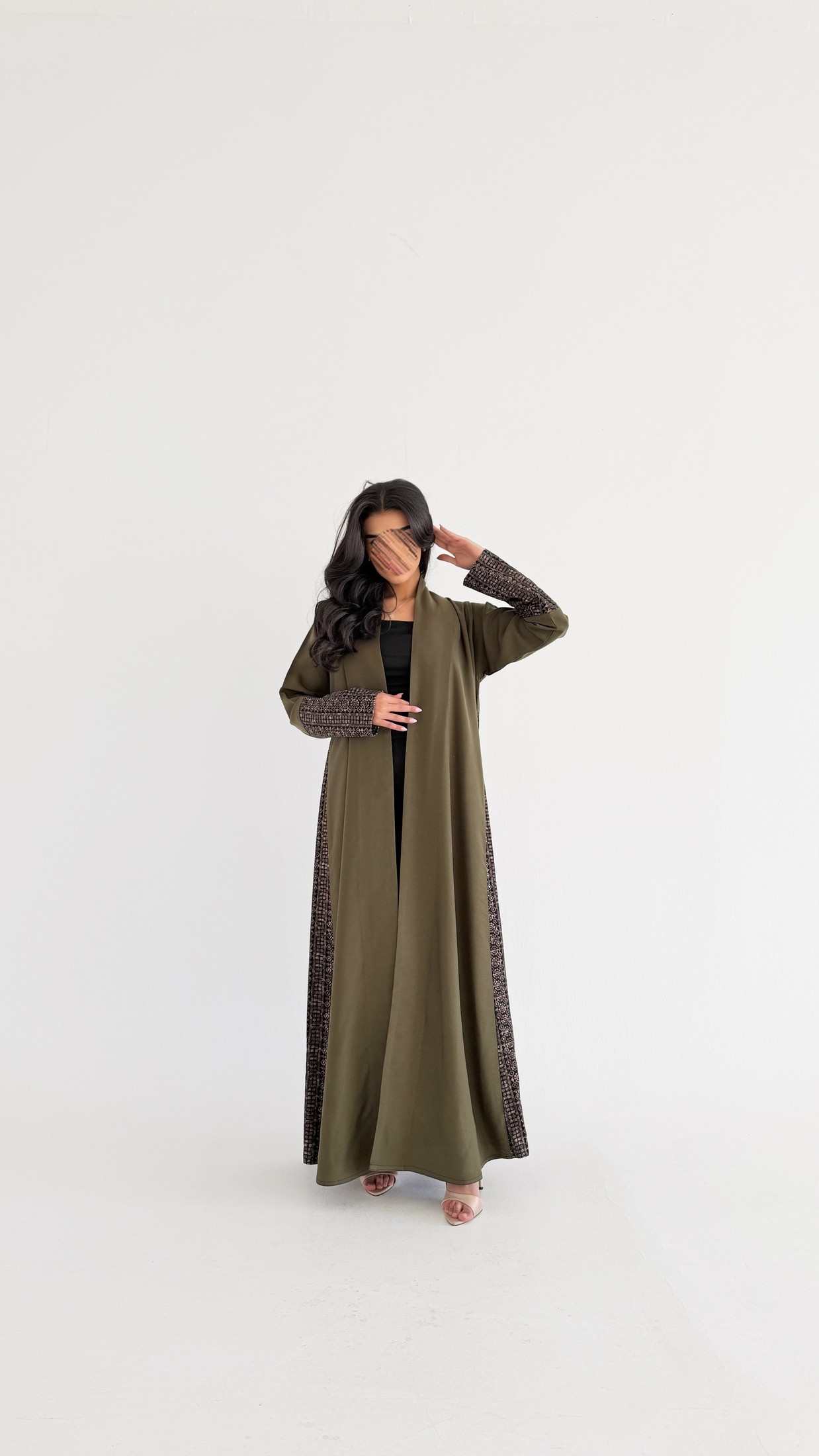 MWT798 - عبايه كريب مع تدخيله بالأكمام والجنب - Aya