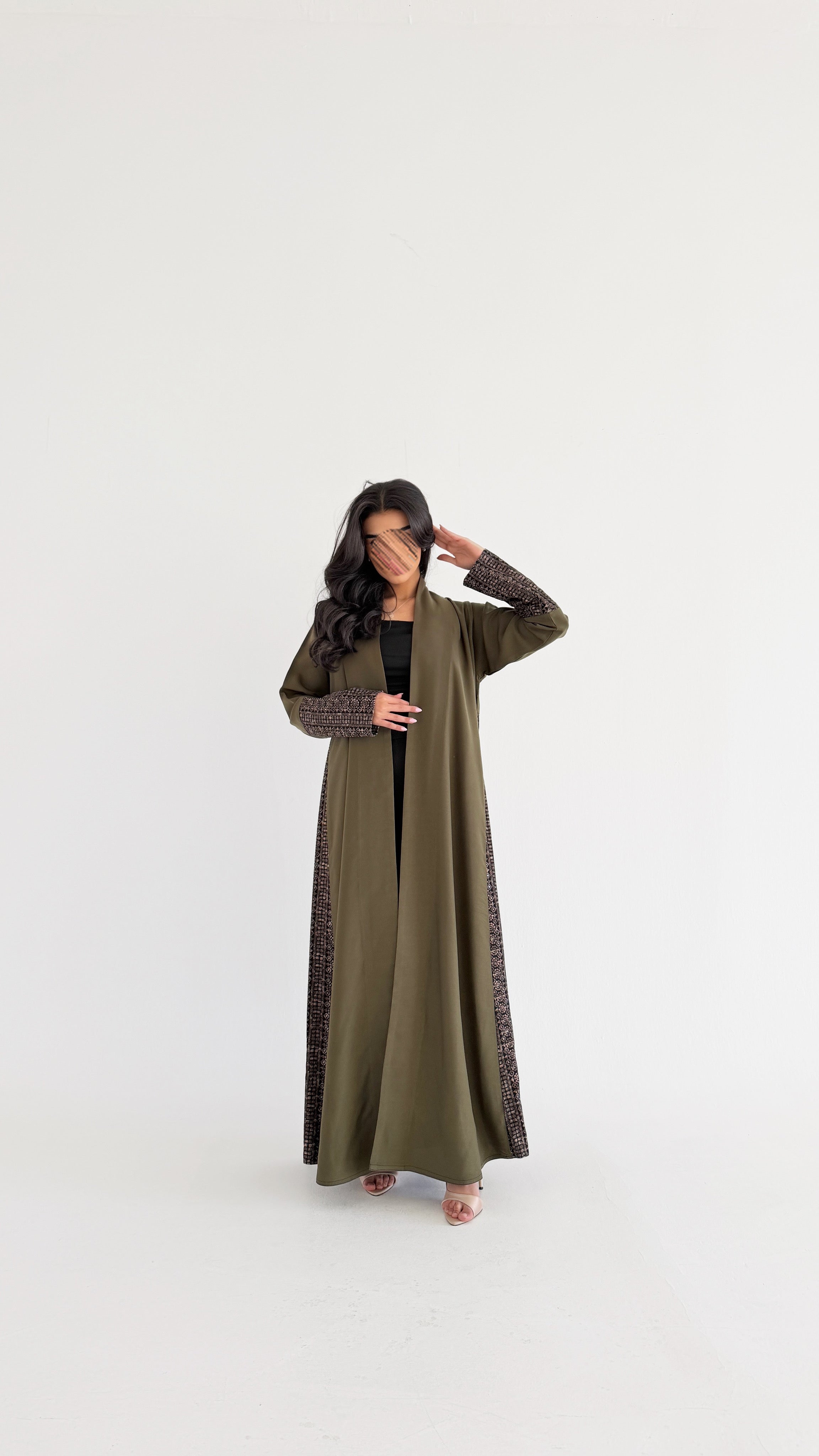 MWT798 - عبايه كريب مع تدخيله بالأكمام والجنب - Aya