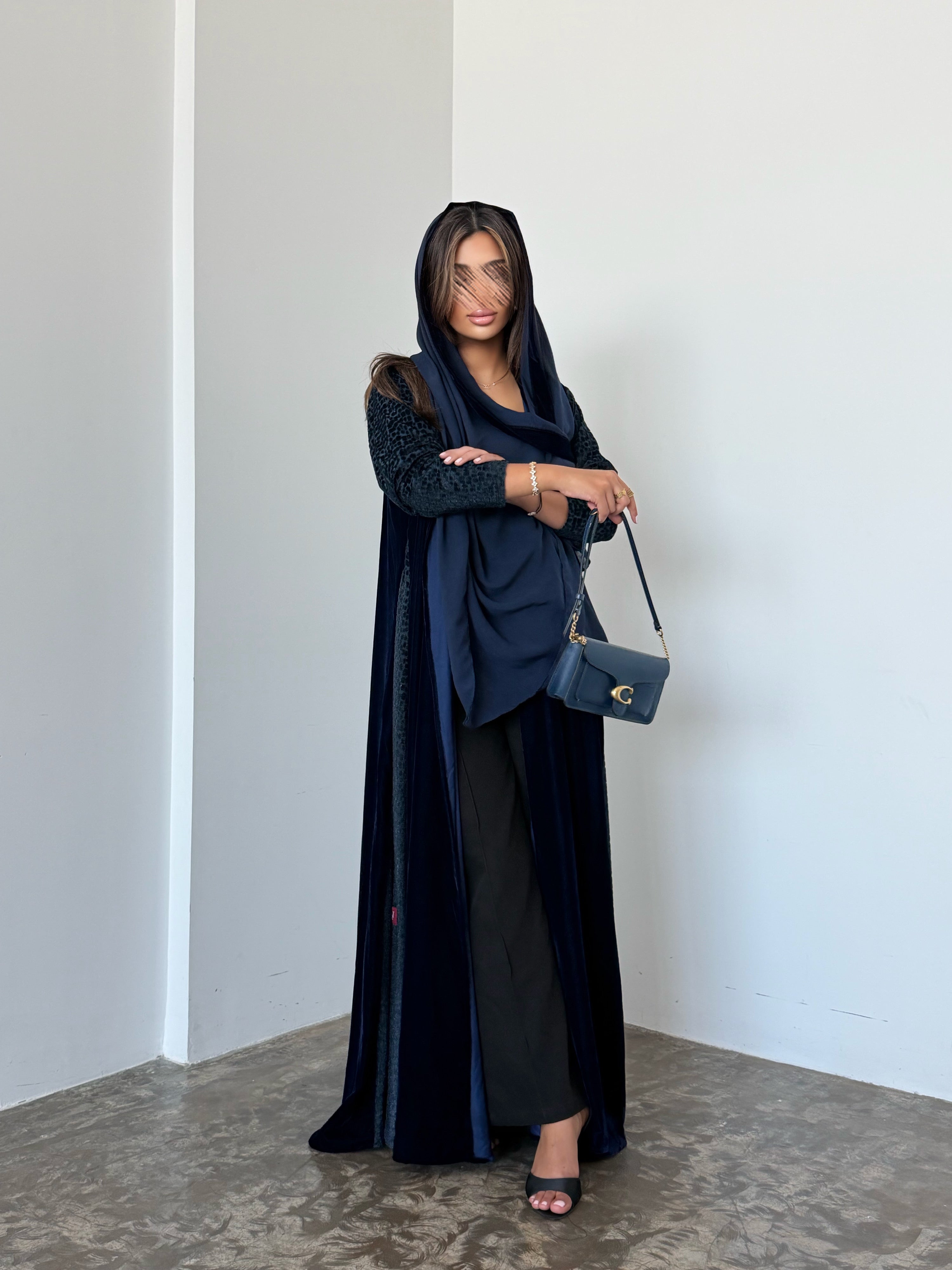 MWT954 - عباية مخمل مع تدخيلة لمعه بالاكمام والجوانب