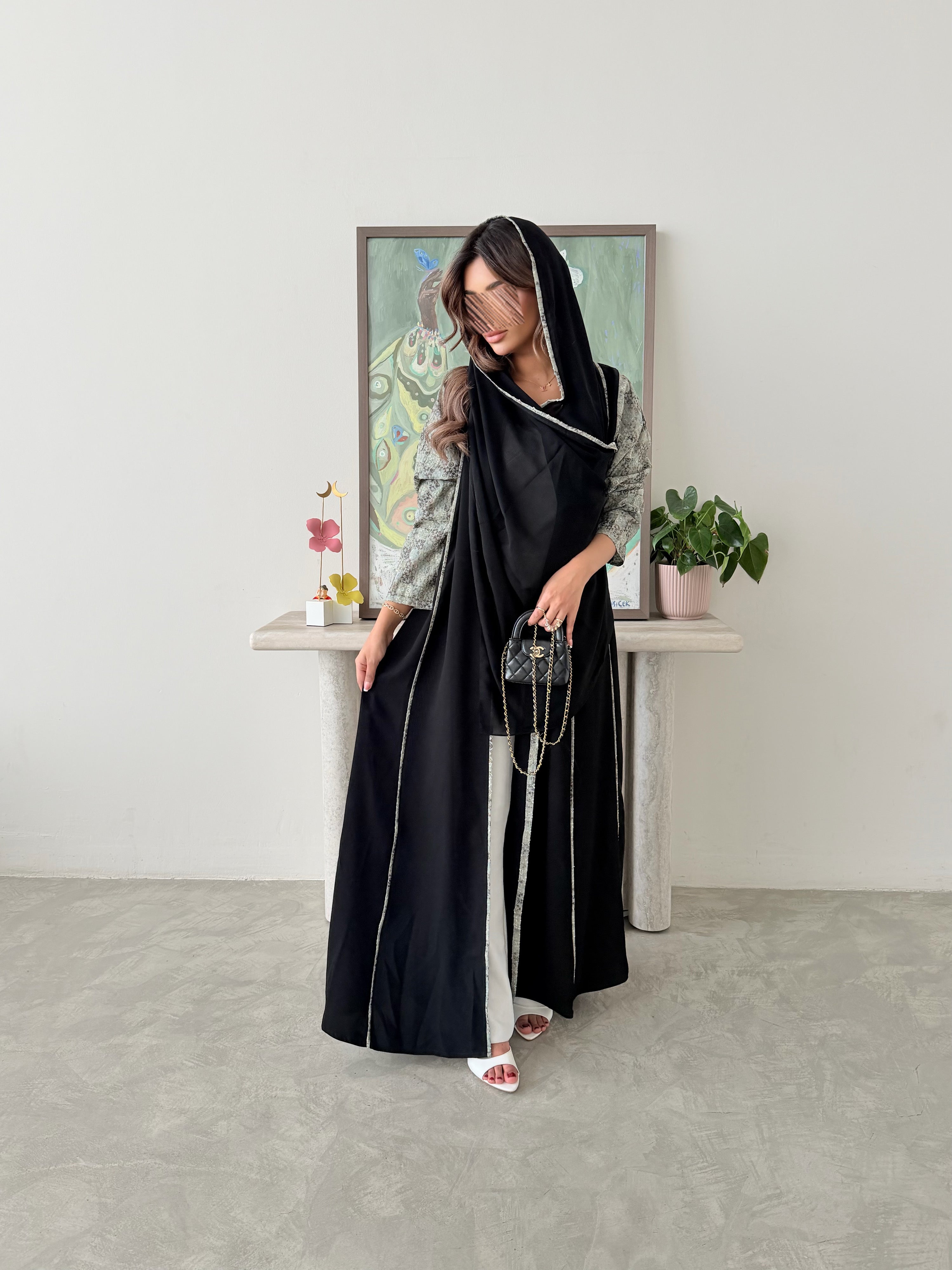 MWT790 - عباية كريب مع تدخيلة لنن مطرز - Aya