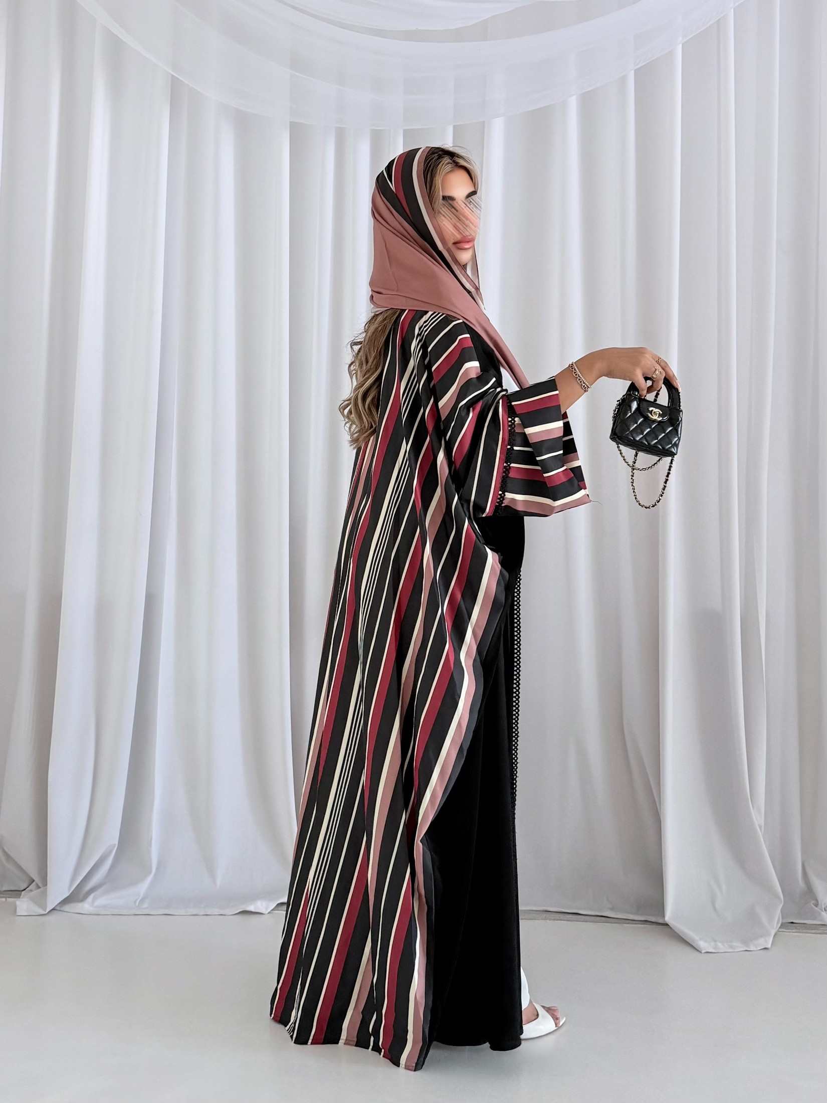 MWT5225 - عبايه اسود من الأمام مع تدخيلات كلفة و الخلف طباعه - Aya