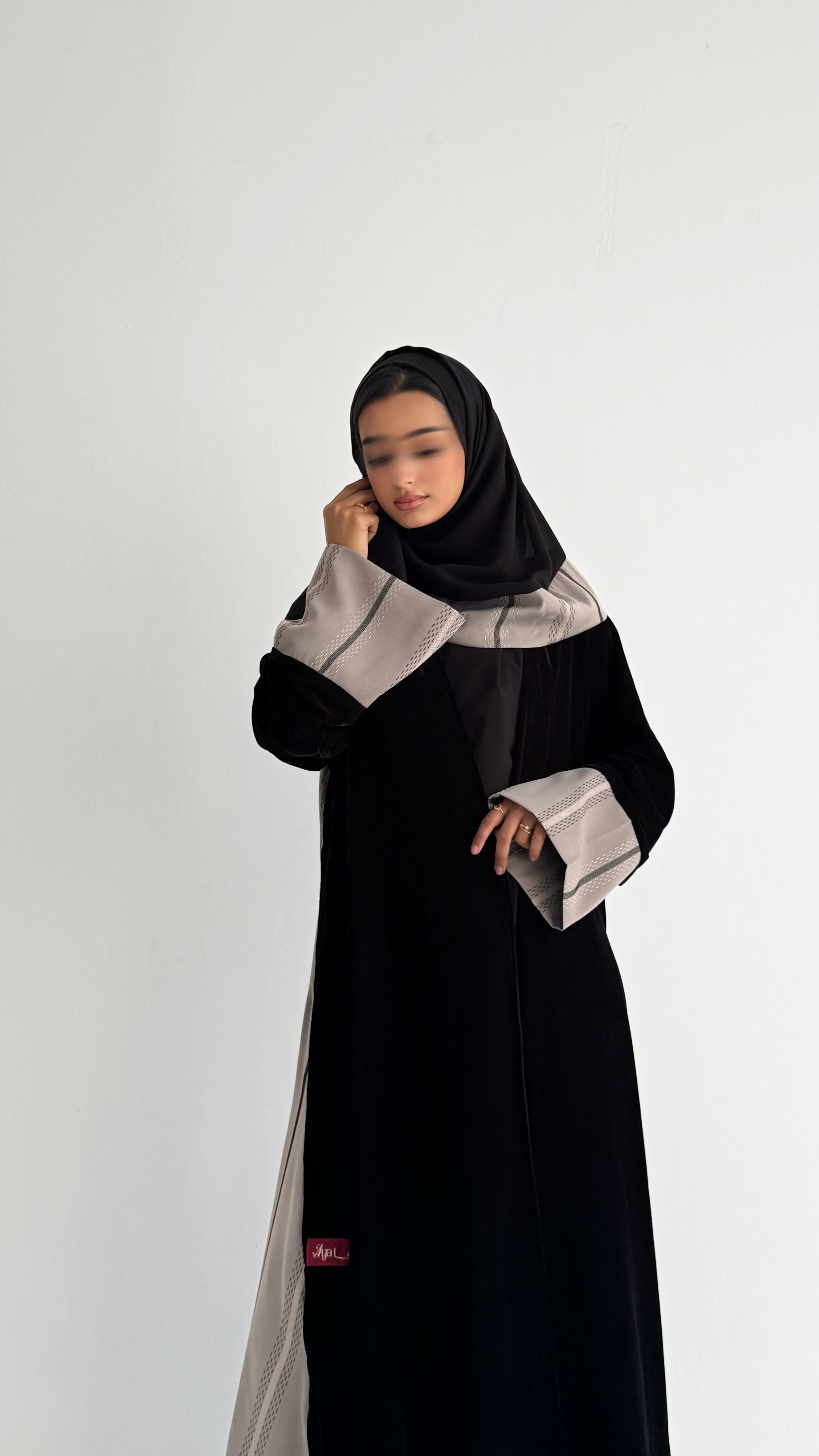 MW1843 - عباية مخمل مع اضافة تدخيلة الجاكار المطرز ليمنحك اطلالة راقية وعصرية - Aya