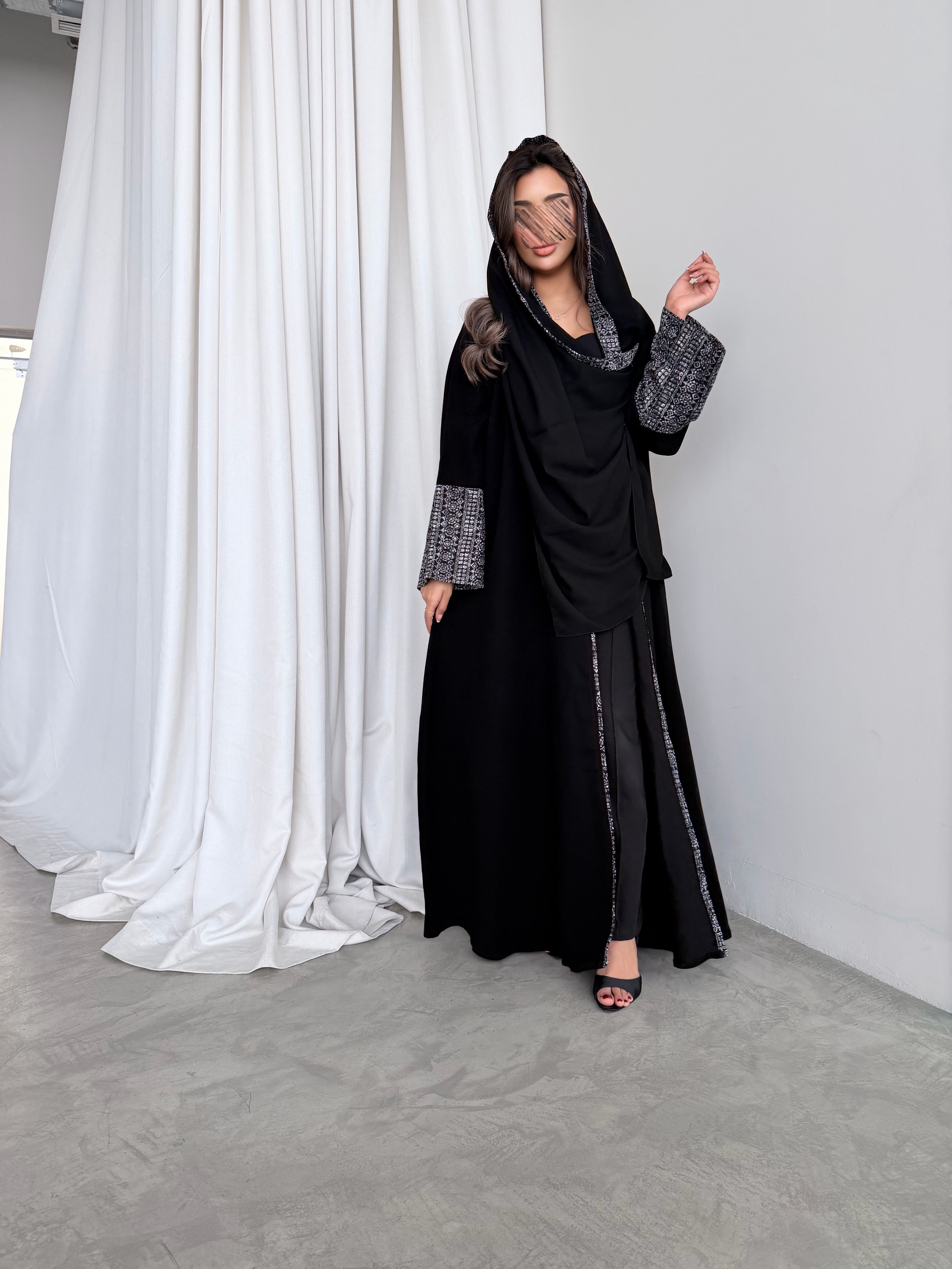 MWT769 - عباية كريب مع تدخيلة لنن هندي - Aya