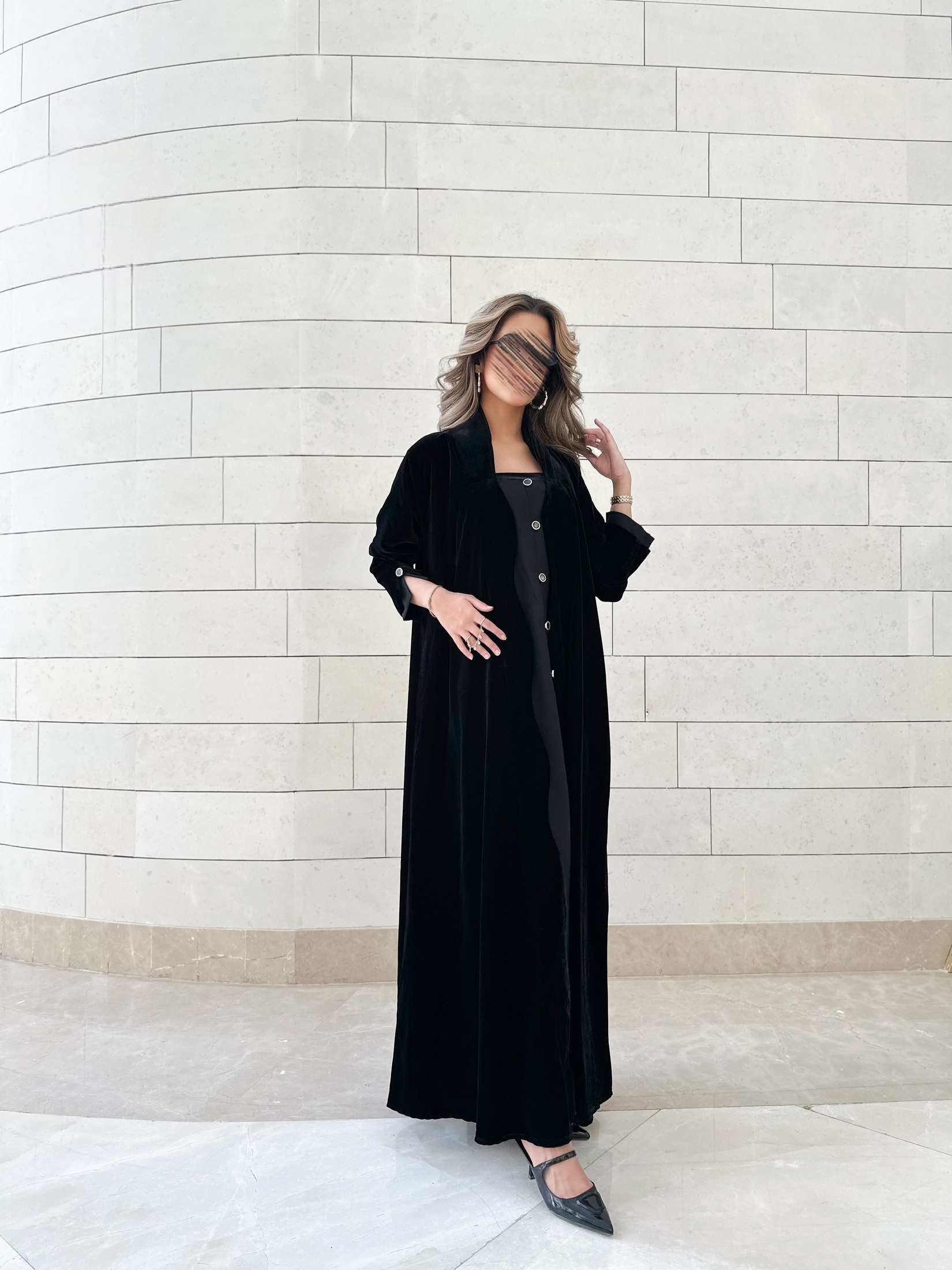 MWT537 - عباية مخمل مع تفته بأزارير ذهبية - Aya