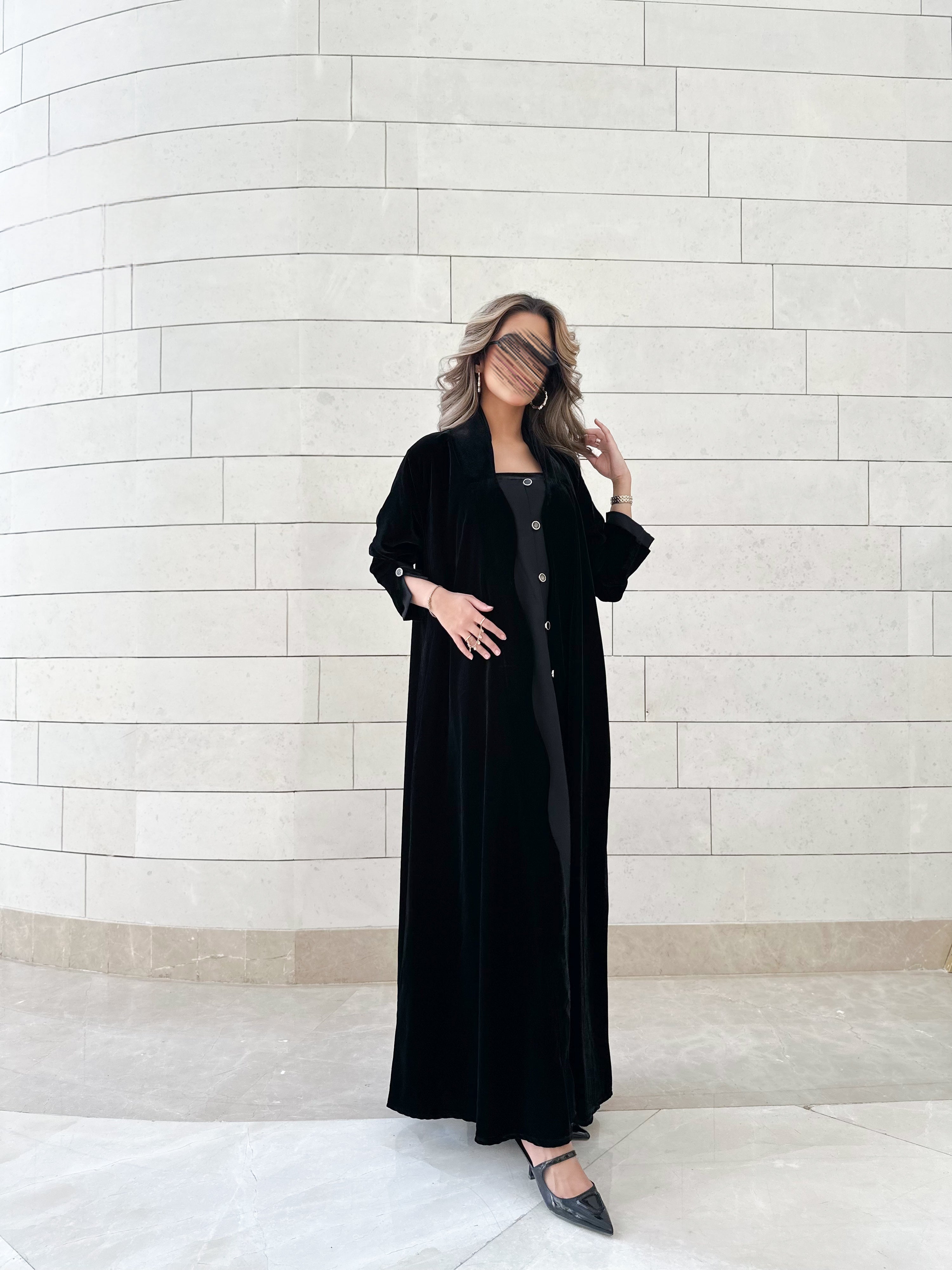 MWT537 - عباية مخمل مع تفته بأزارير ذهبية