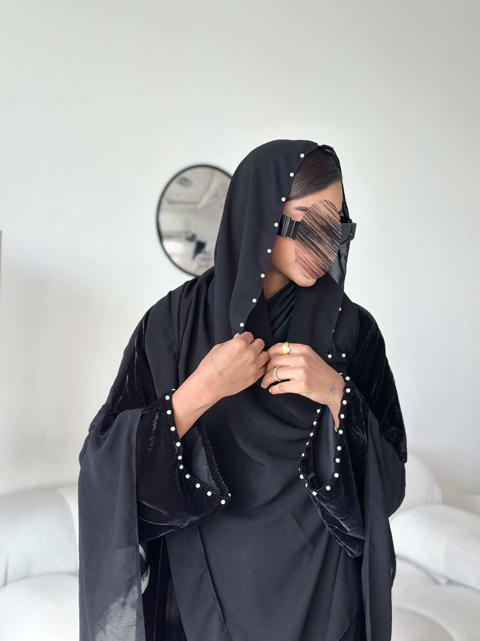 MWT690 - عباية مخمل اسود مع لؤلؤ - Aya