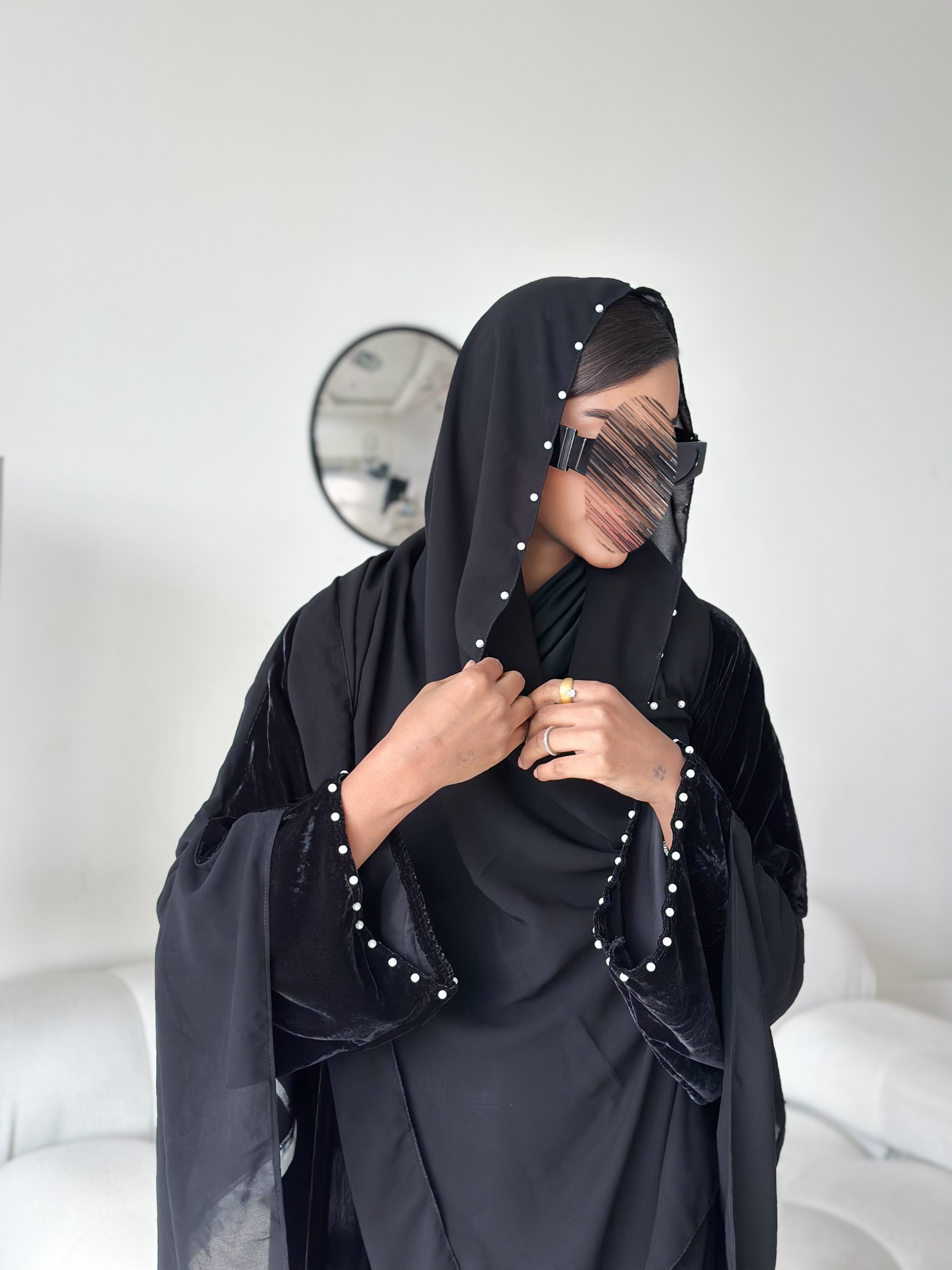 MWT690 - عباية مخمل اسود مع لؤلؤ