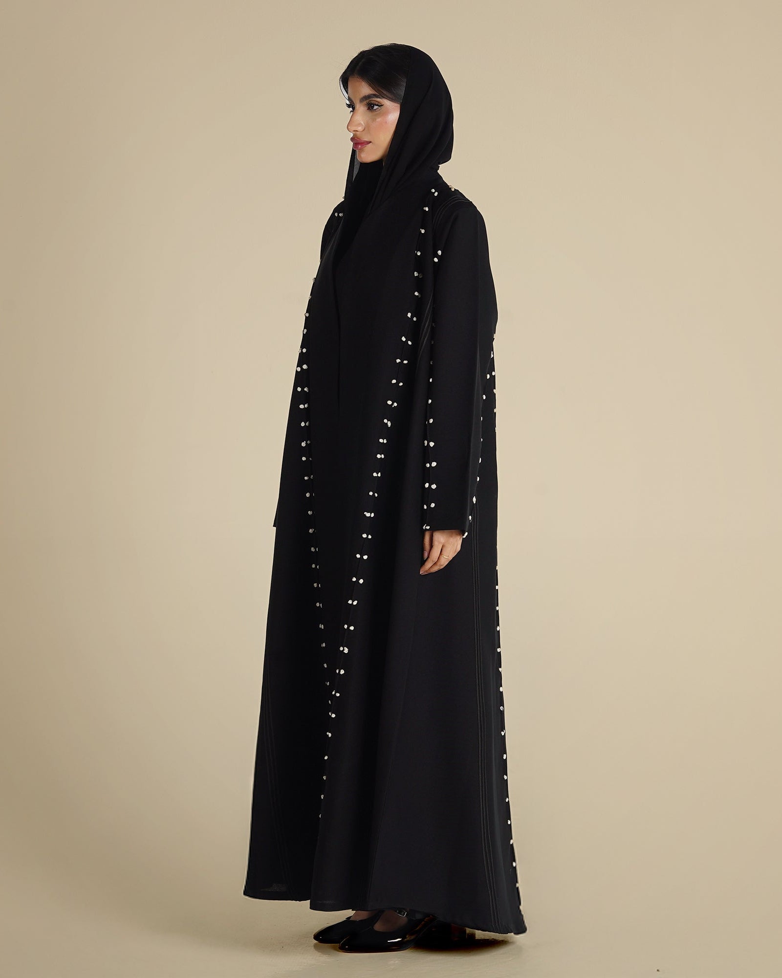 MW1266 - عباية سوداء بتطريز يدوي ابيض