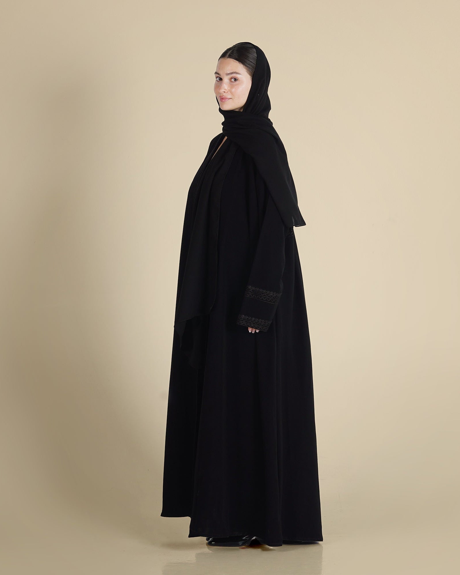 MW1265 - عباية سوداء مطرزه مع كسرة في الخلف