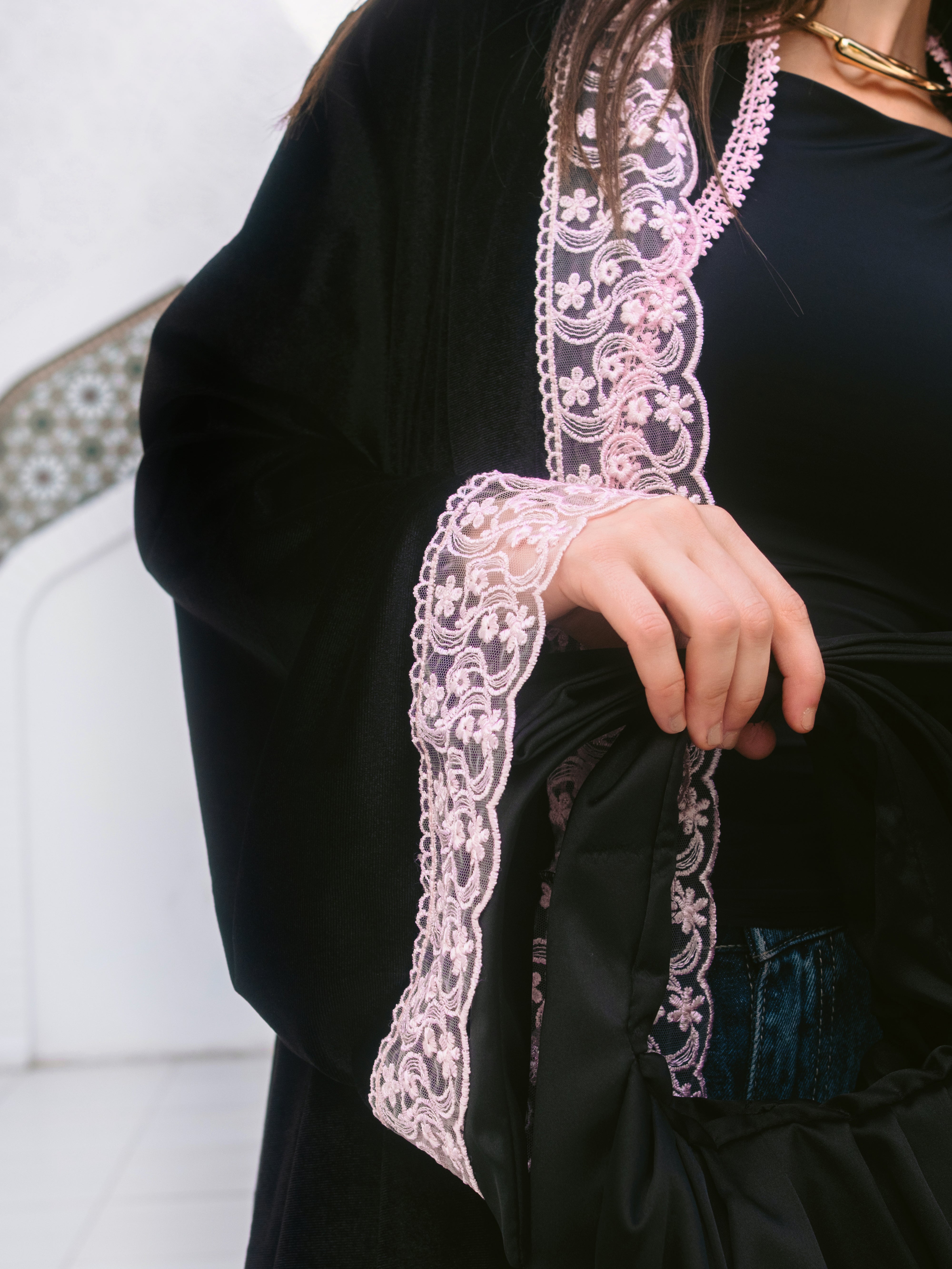 MW1812 - عباية مخمل بتدخيلة دانتيل