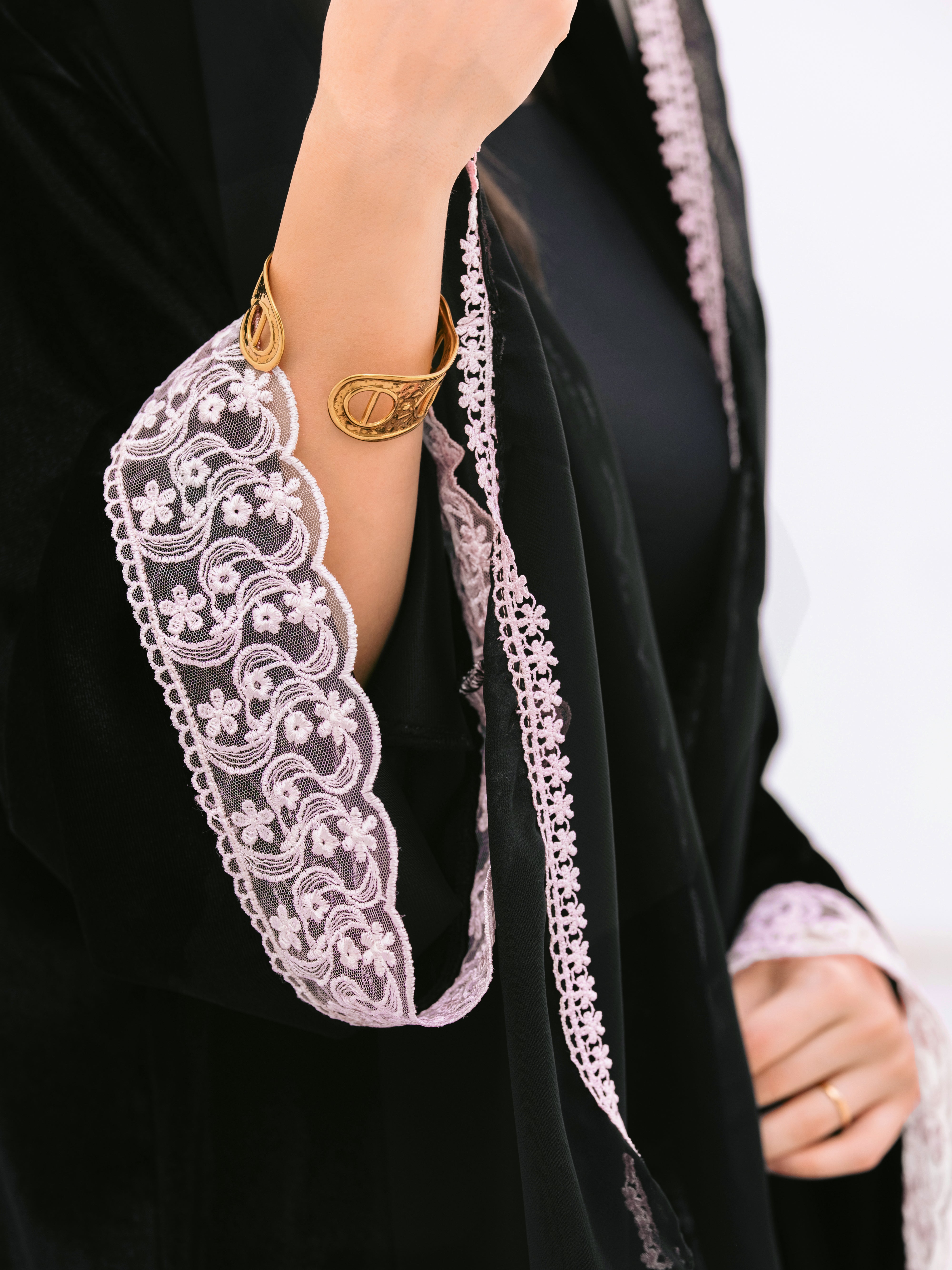 MW1812 - عباية مخمل بتدخيلة دانتيل