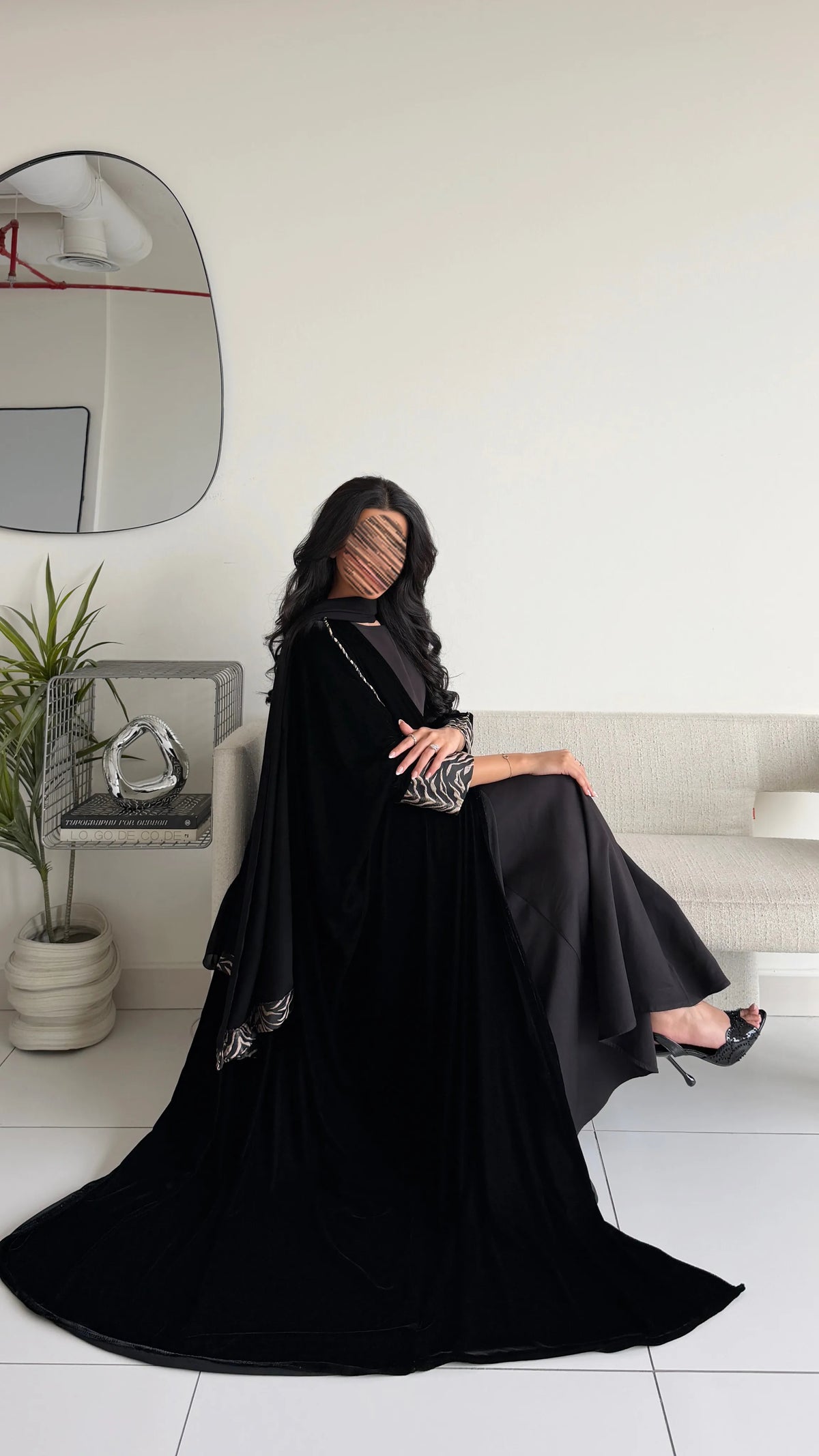 MWT2179 - عباية مخمل أسود مع تدخيله - Aya