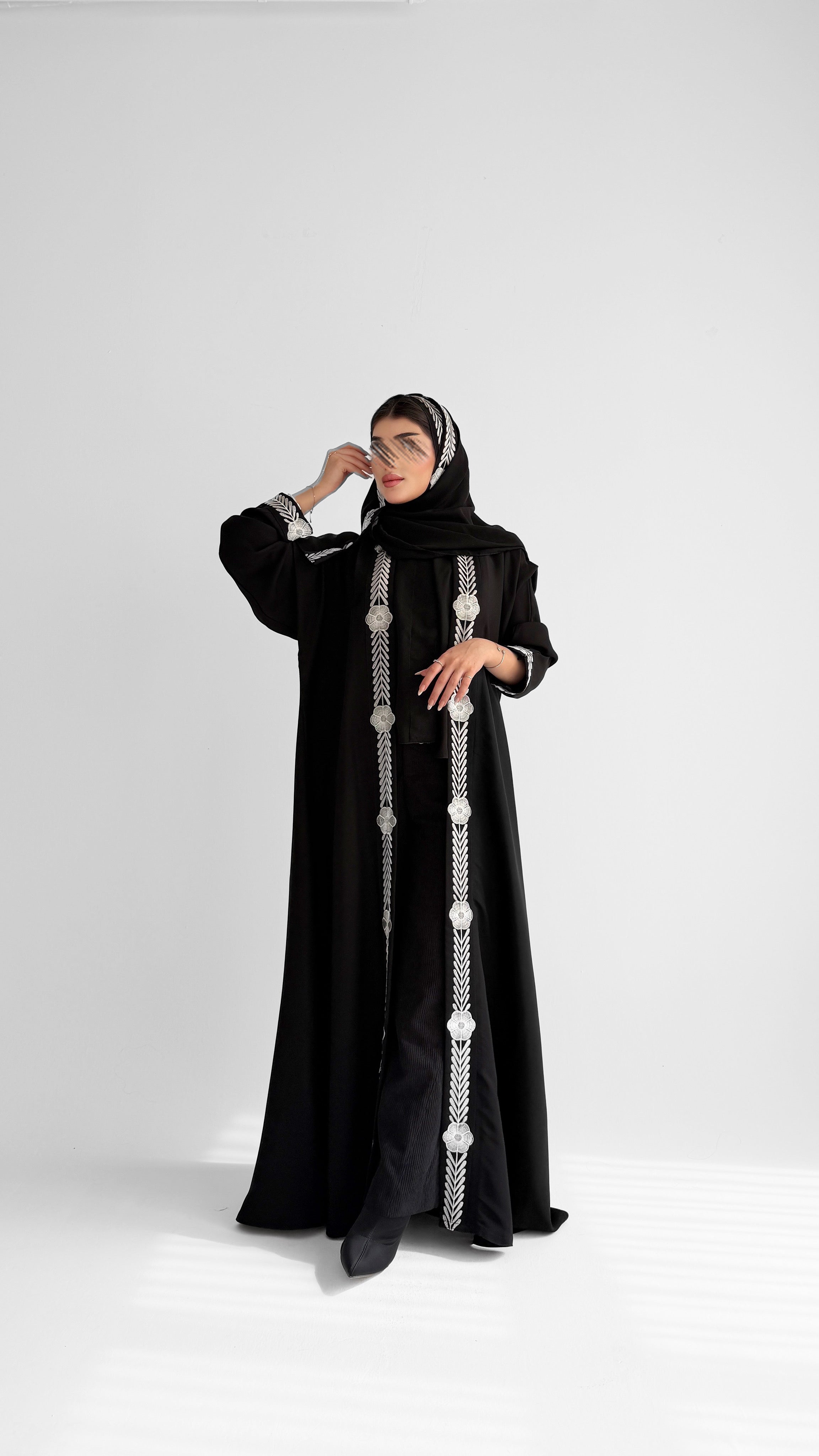 MWT1042 - عبايه بتطريز ابيض من الامام - Aya