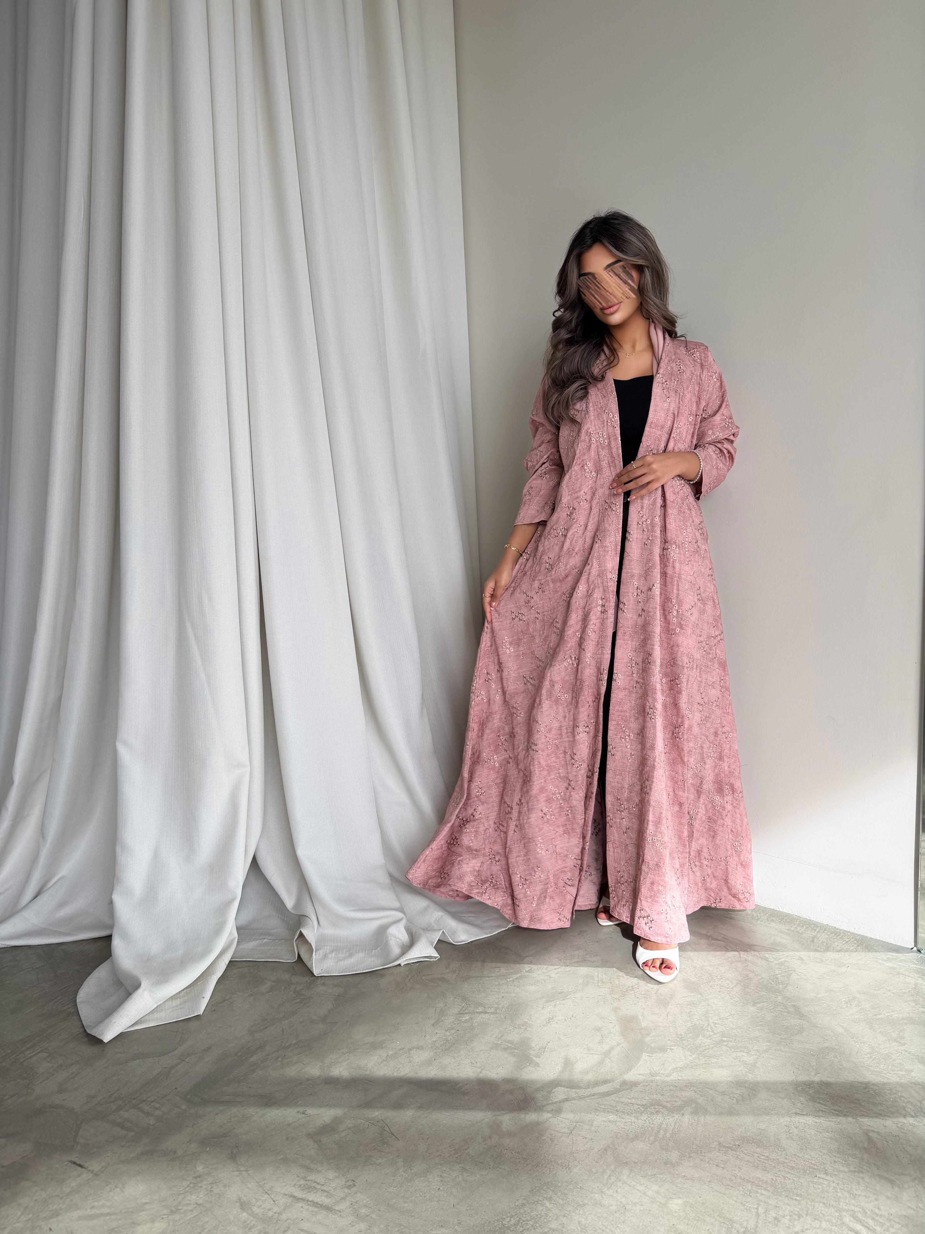 MWT779 - عباية كريب مموجه بتطريز ورد - Aya