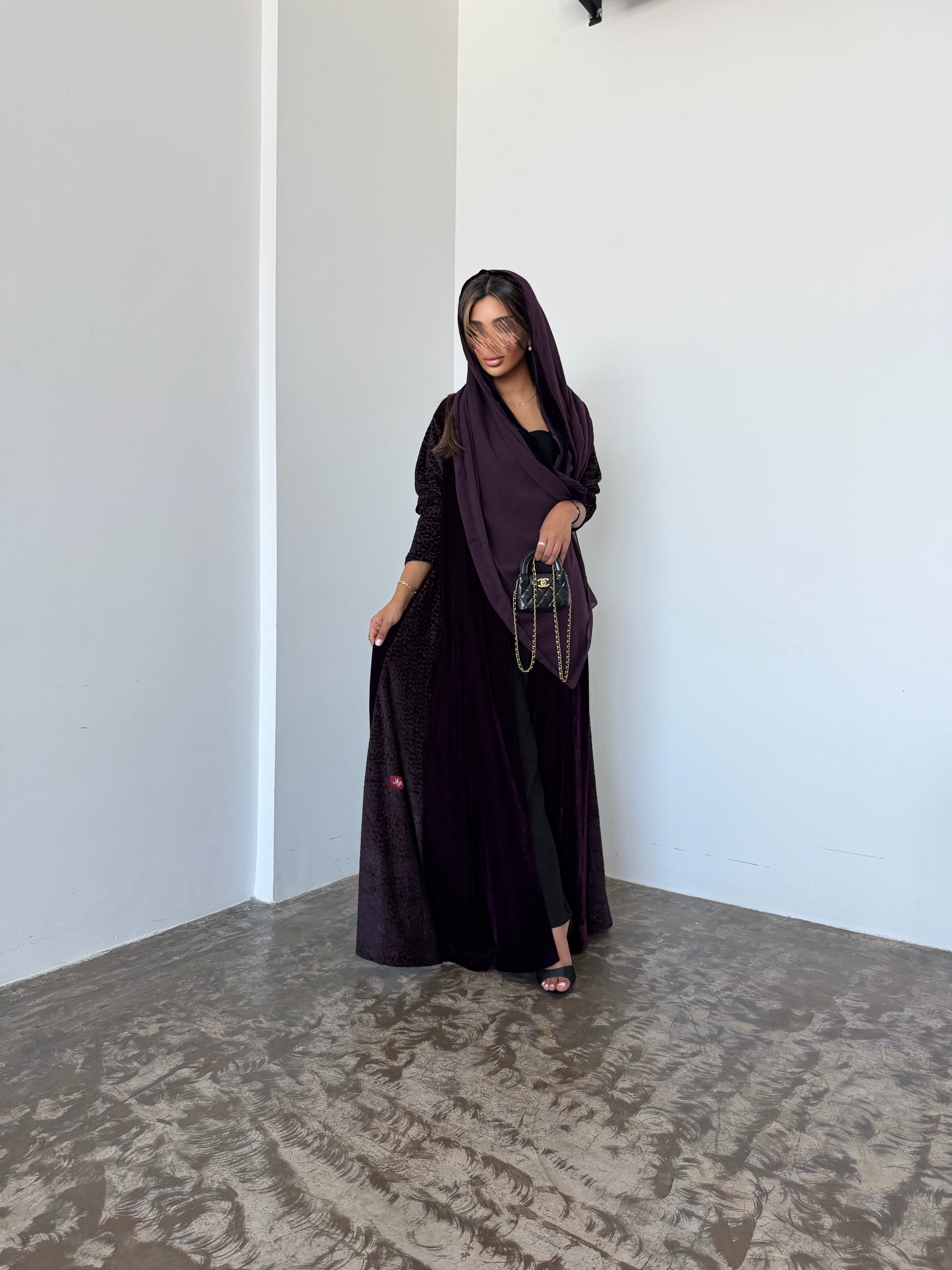 MWT953 - عباية مخمل مع تدخيلة لمعه بالاكمام والجوانب