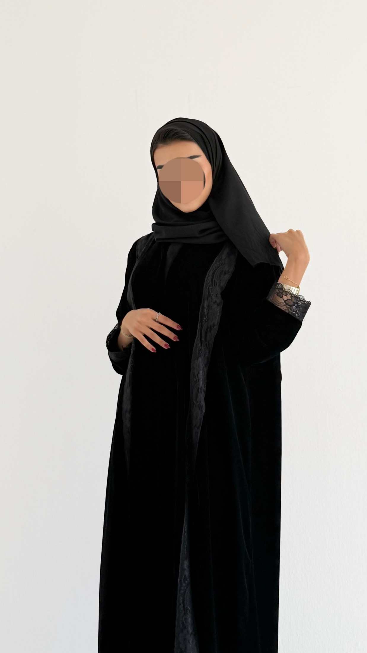MWE910 - عباية مخمل مع اطراف دانتيل - Aya