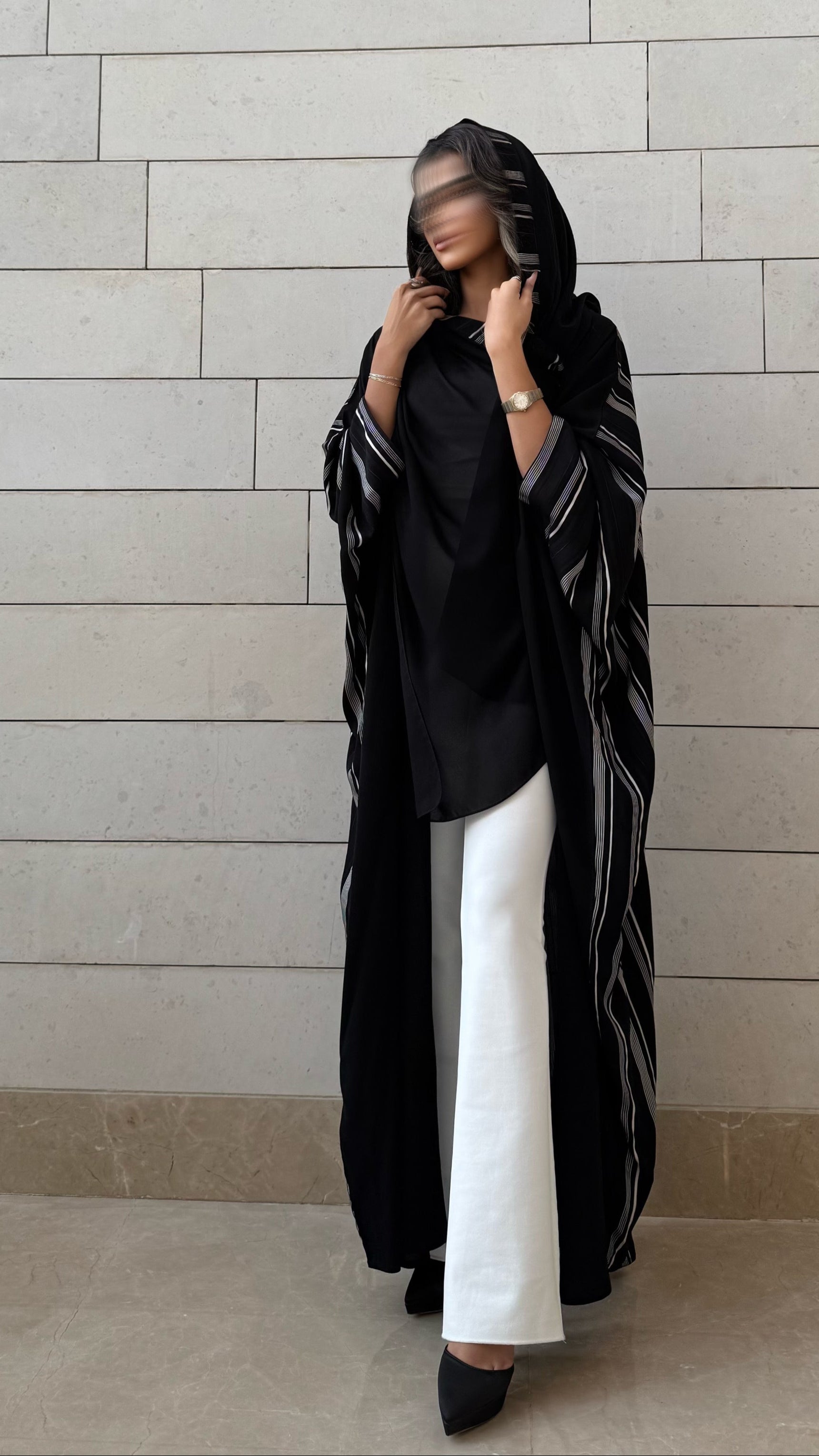 MW1592 -  عباية سوداء كريب بظهر مخطط | Black Crepe Abaya with Striped Back