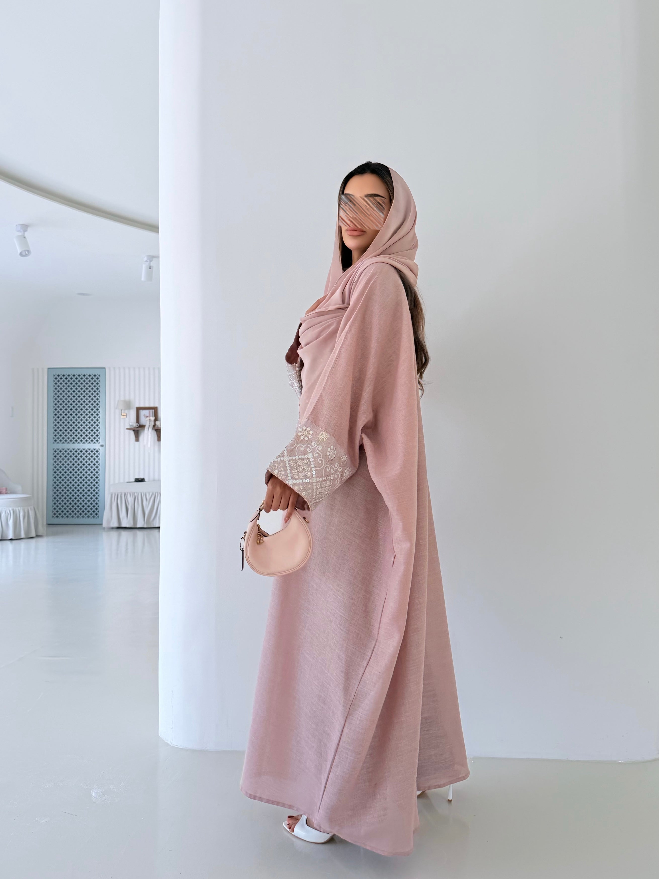 MWT5026 - لينن وردي فاتح مع قماش مطرز رمضاني قصة نص بشت - Aya