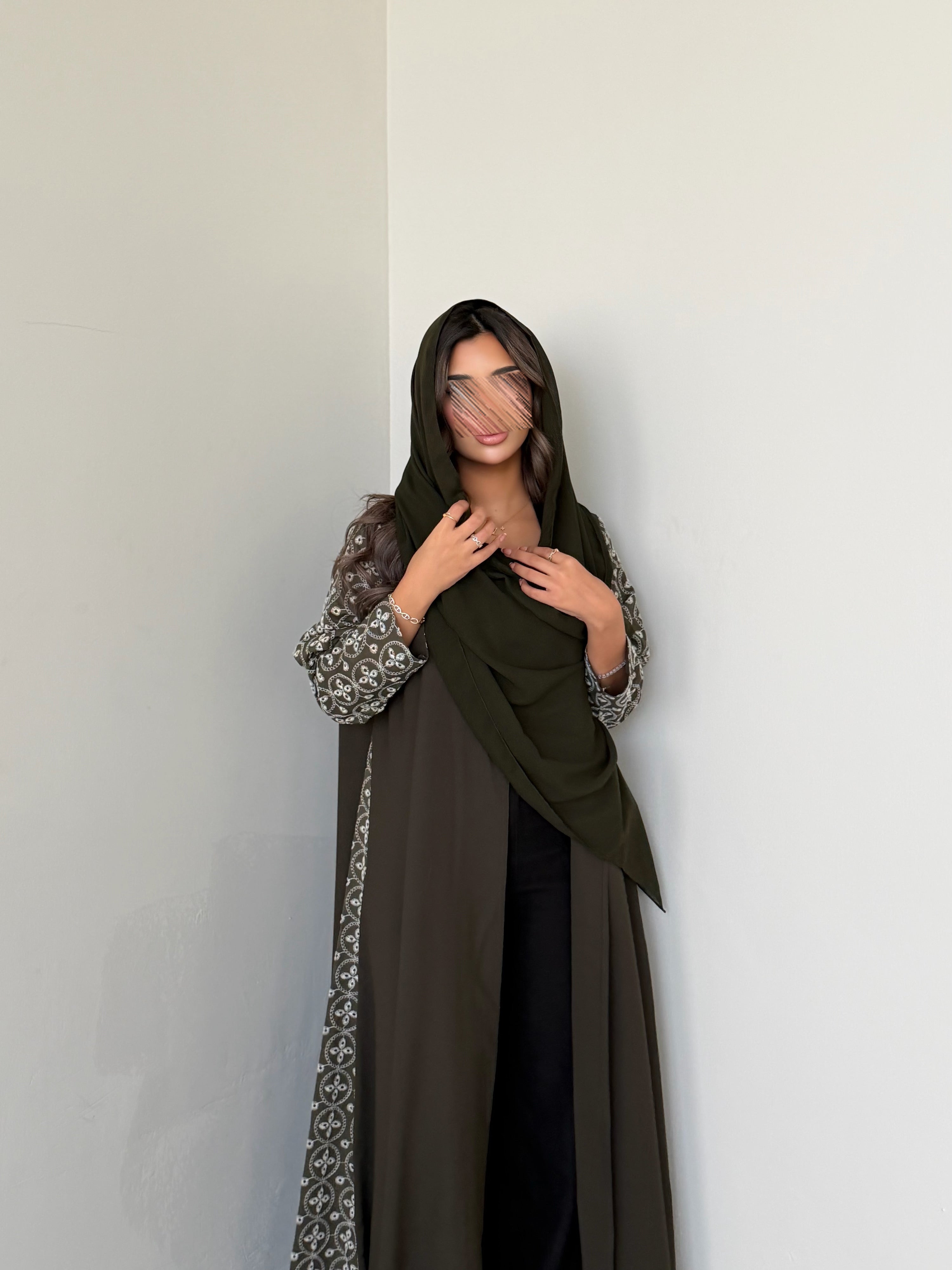 MWT767 - عباية كريب مع تدخيلة لنن هندي - Aya