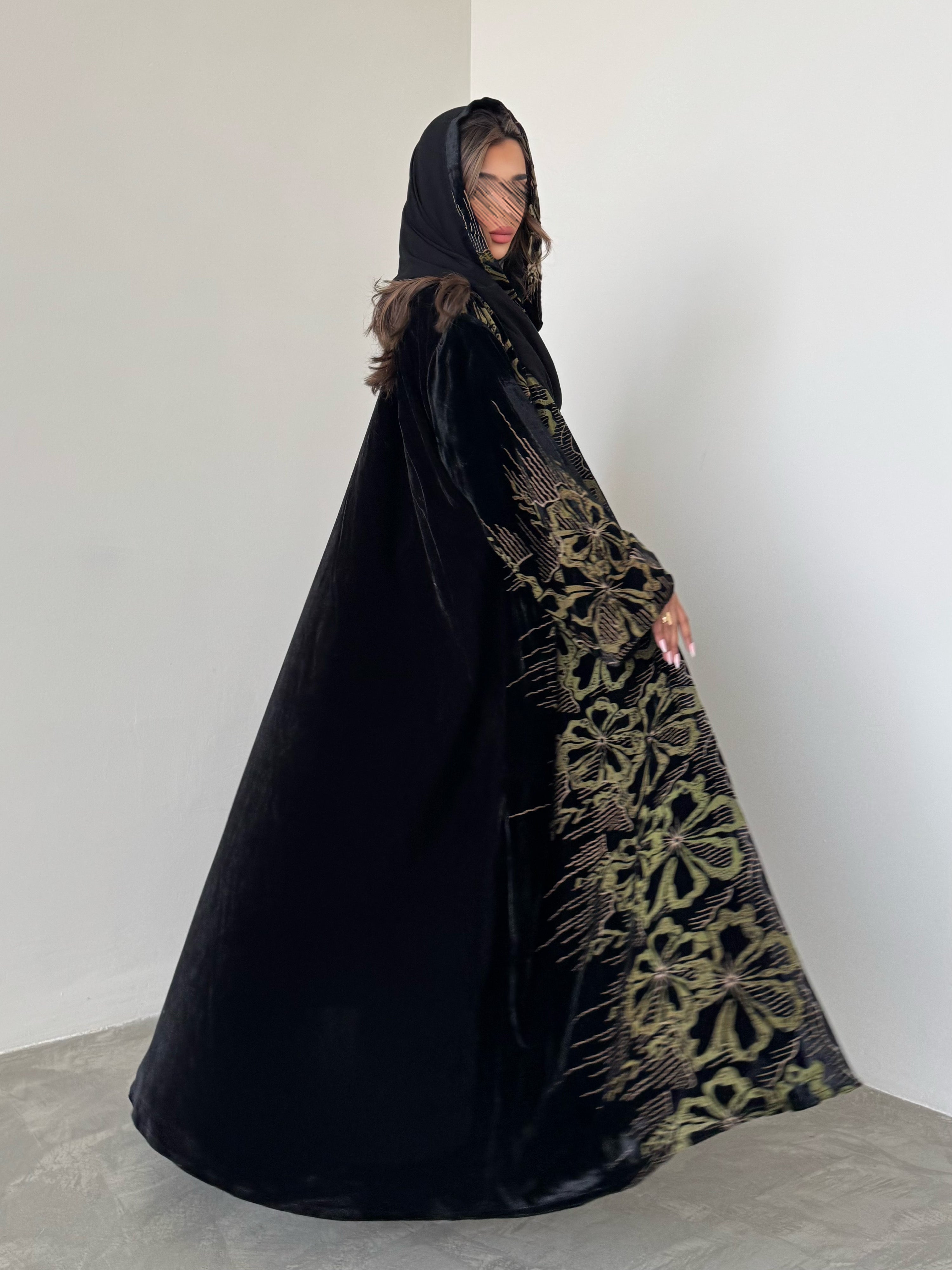 MWT555 - عباية مخمل مع شيفون طباعة - Aya