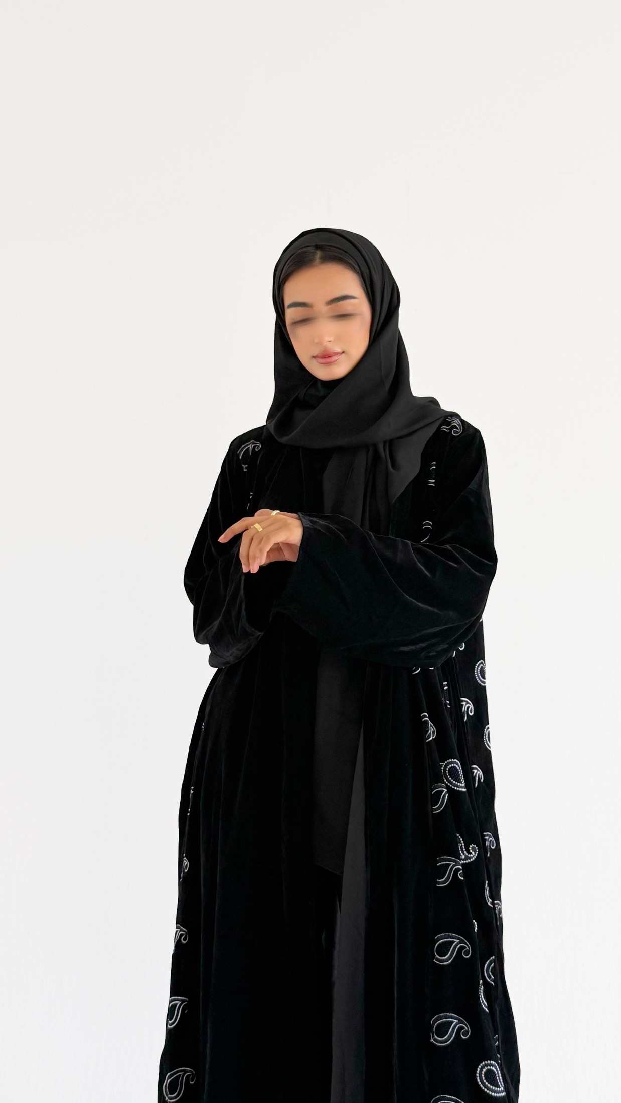 MW1801 - عباية مخمل مع اضافة تطريز كمبويتر على الجوانب - Aya