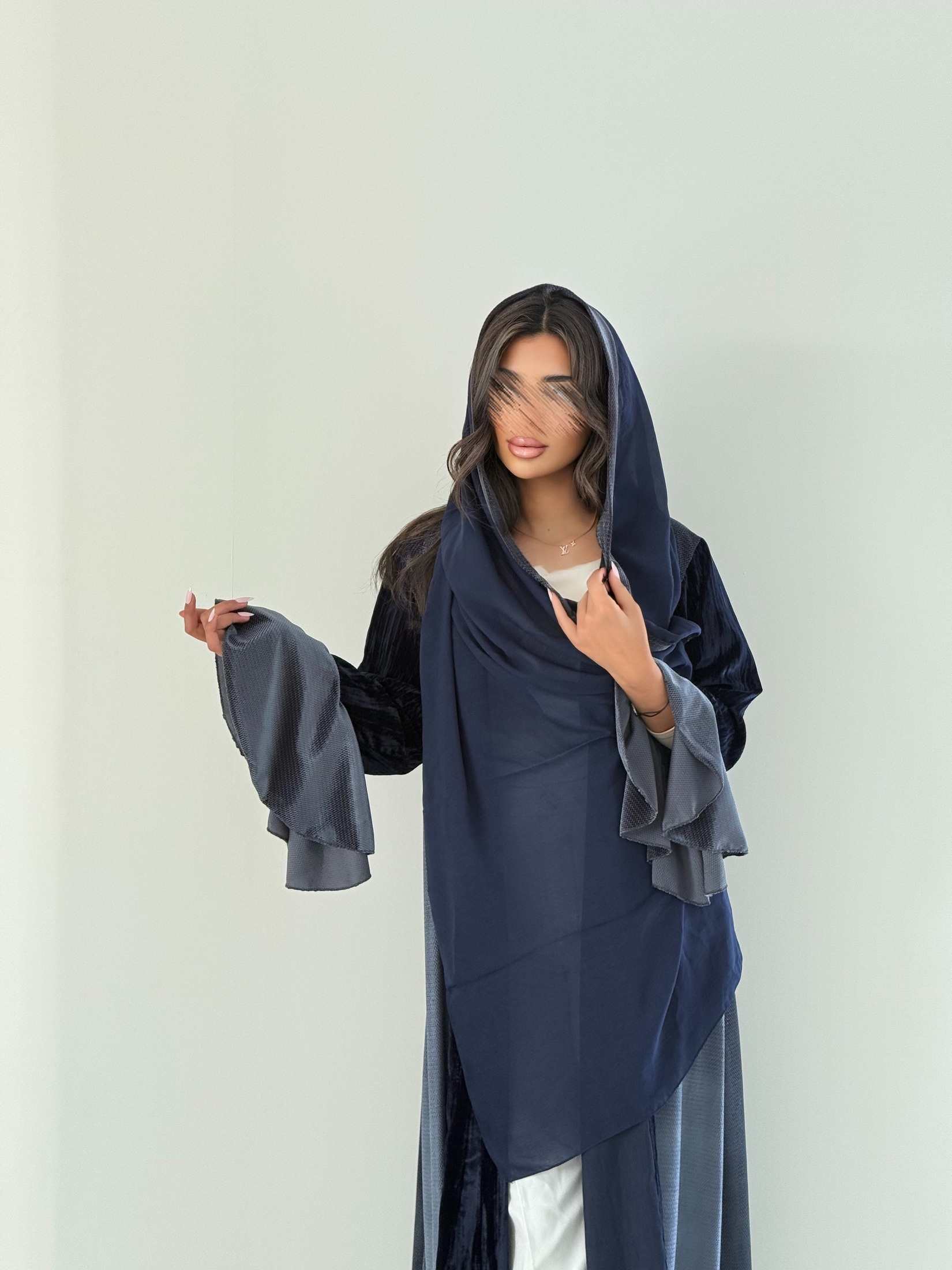 MWT966 - عبايه مخمل مع تدخيلة مخمل سترتش من الاجناب والاكمام - Aya