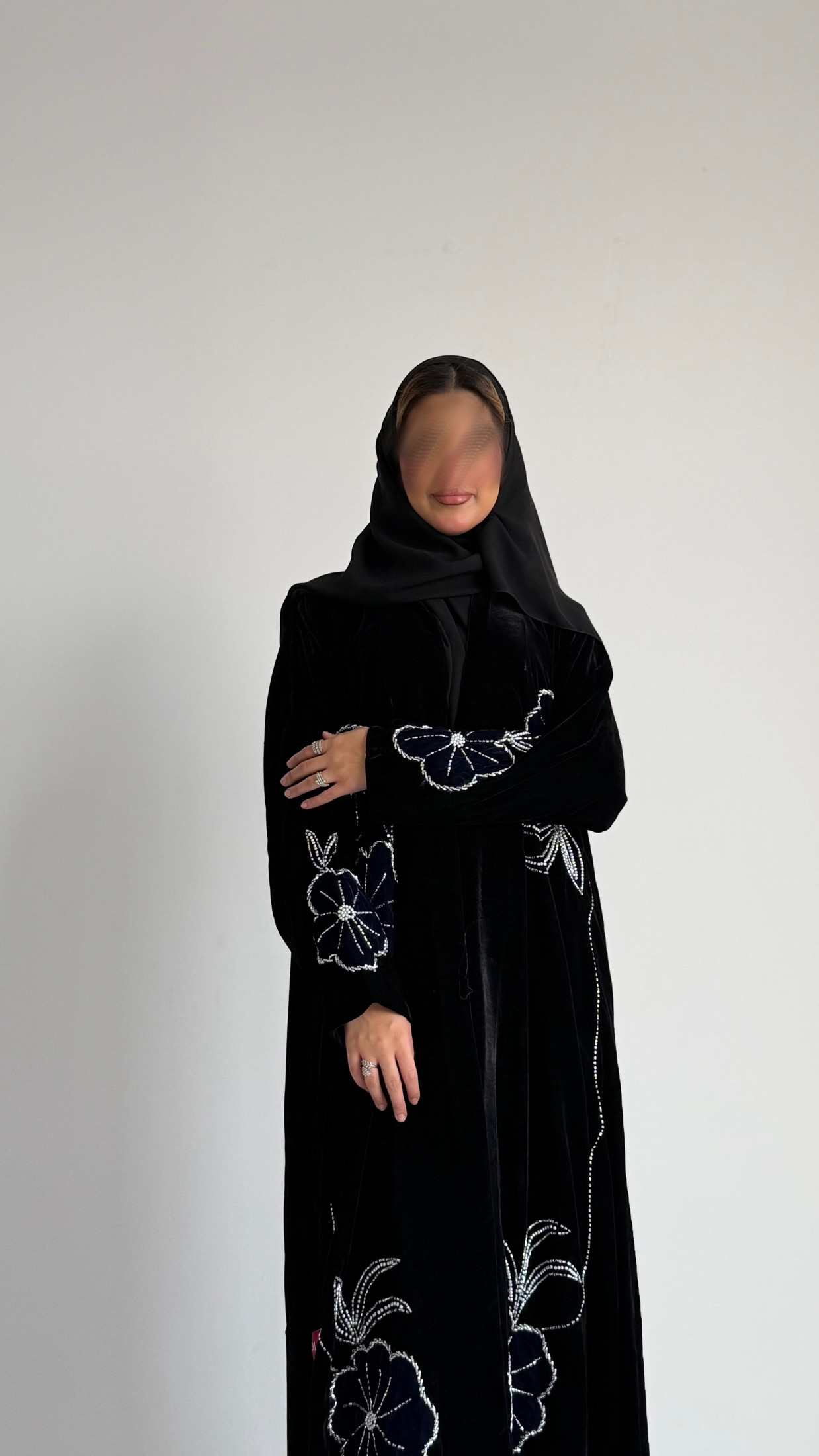 MWT542 - عباية مخمل مع تطريز وشك - Aya