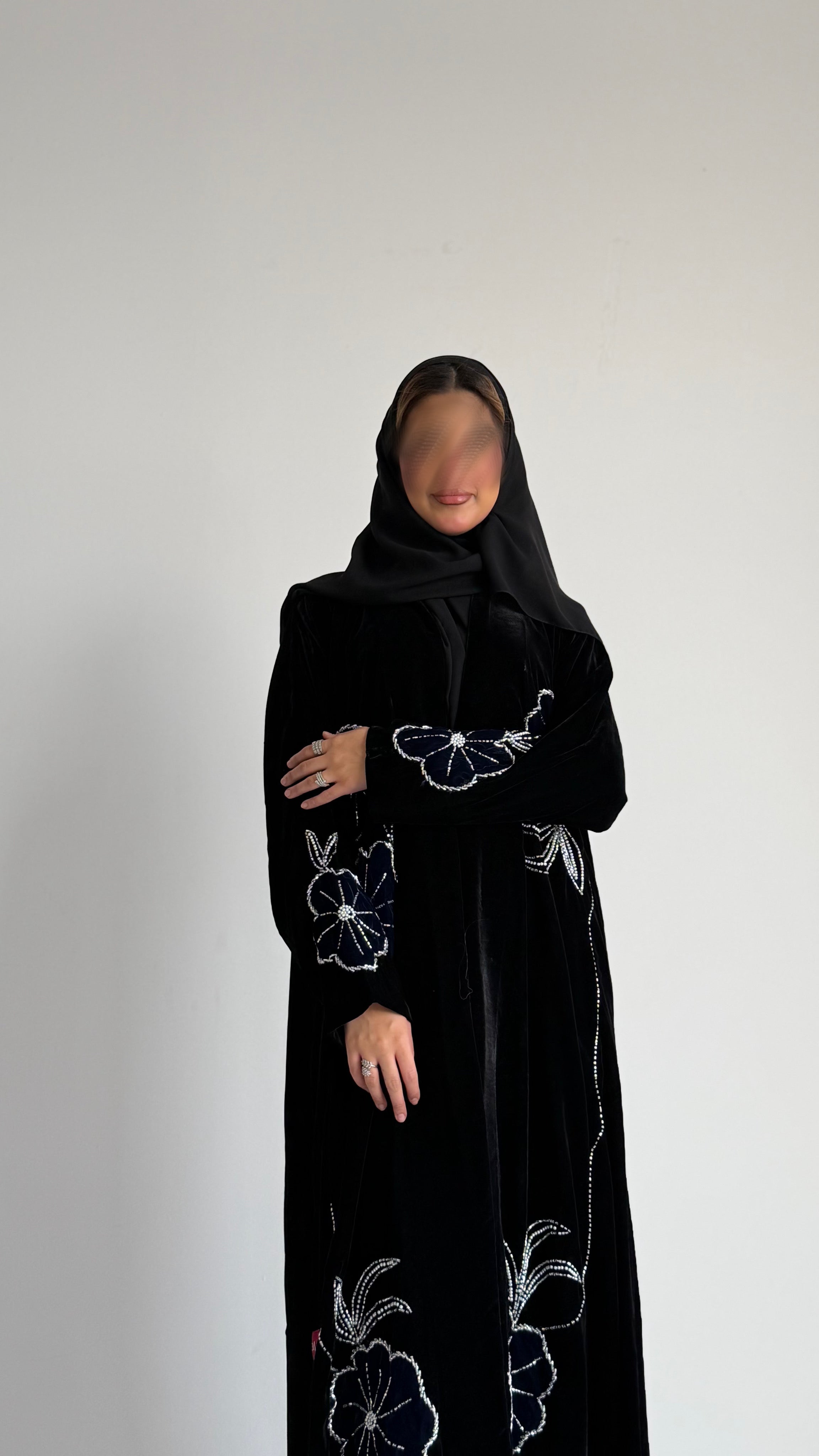 MWT542 - عباية مخمل مع تطريز وشك - Aya