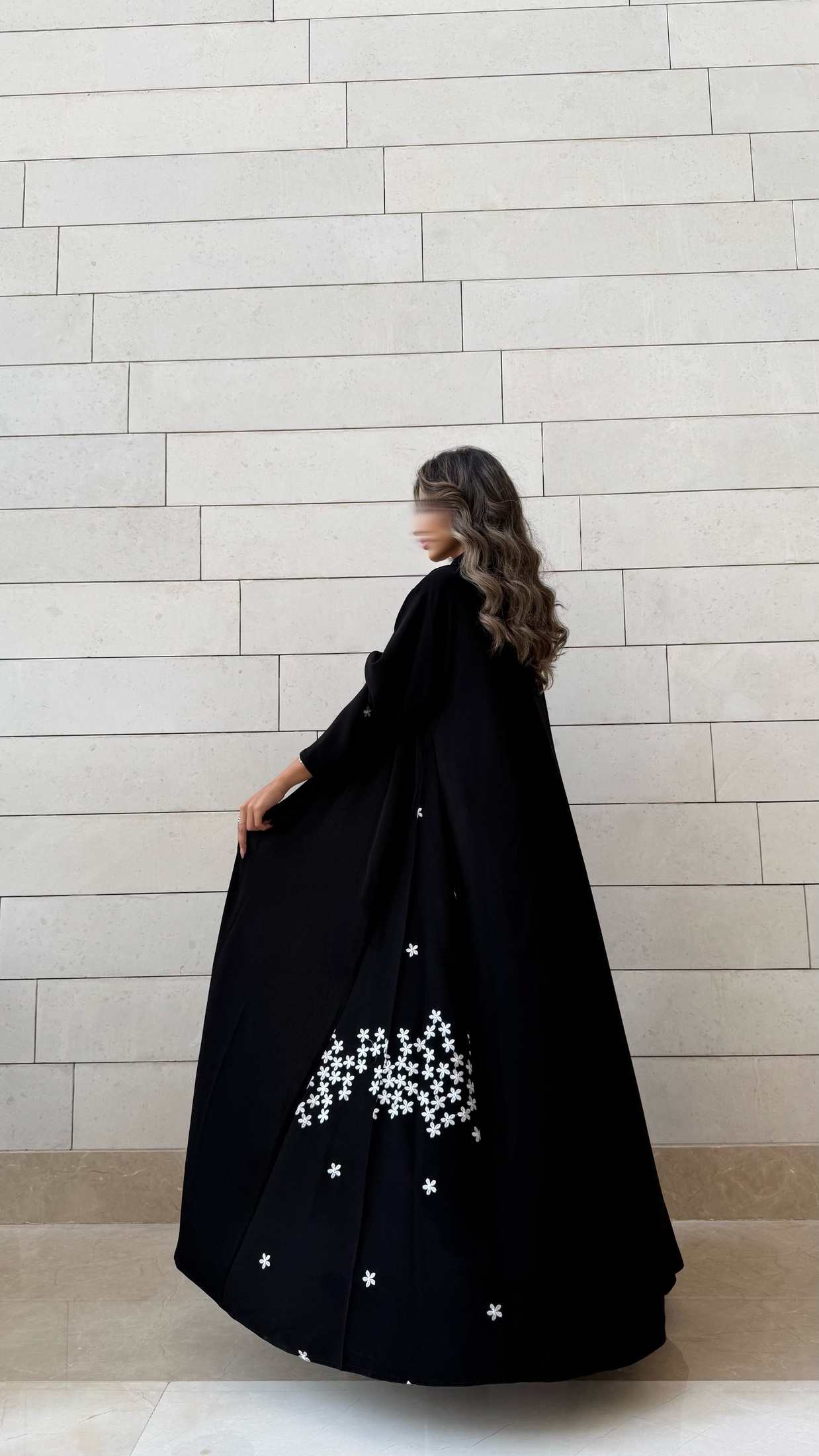 MW1590 - Black & White Bloom | عباية سوداء بتفاصيل ورود بيضاء - Aya