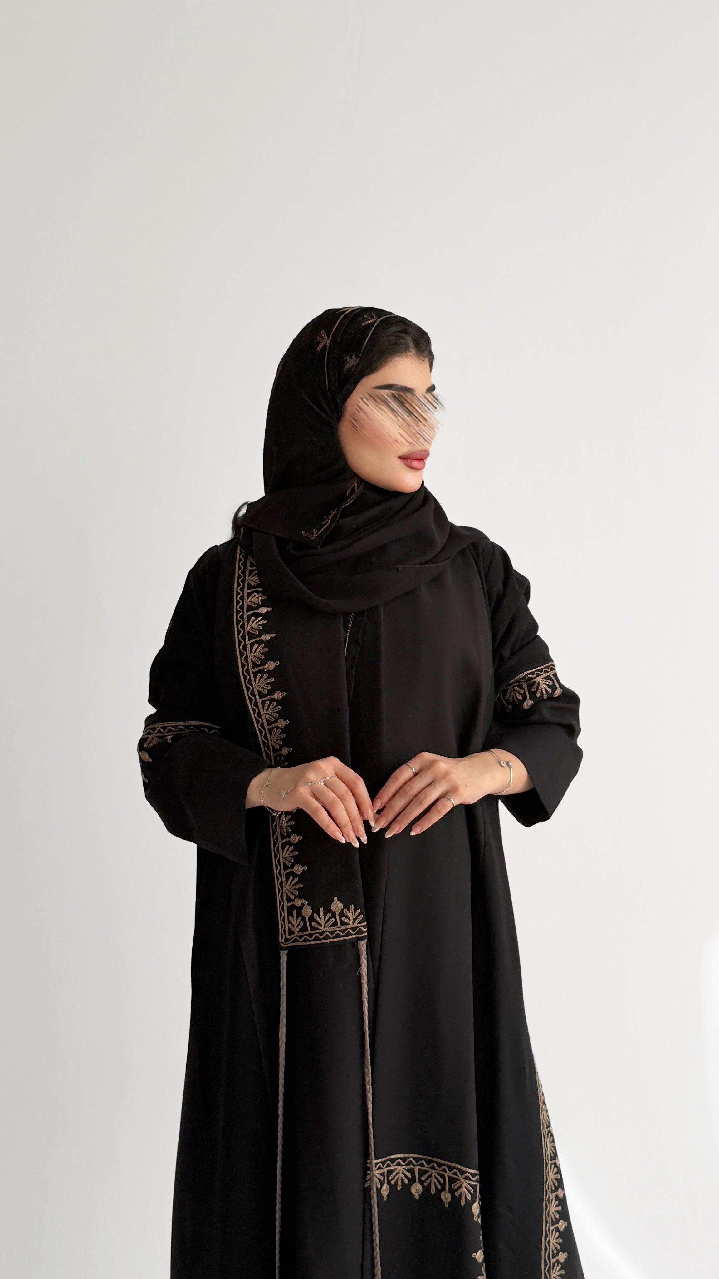 MWT1031 - عباية اسود بتطريز  من الامام واضافه دندوشة - Aya