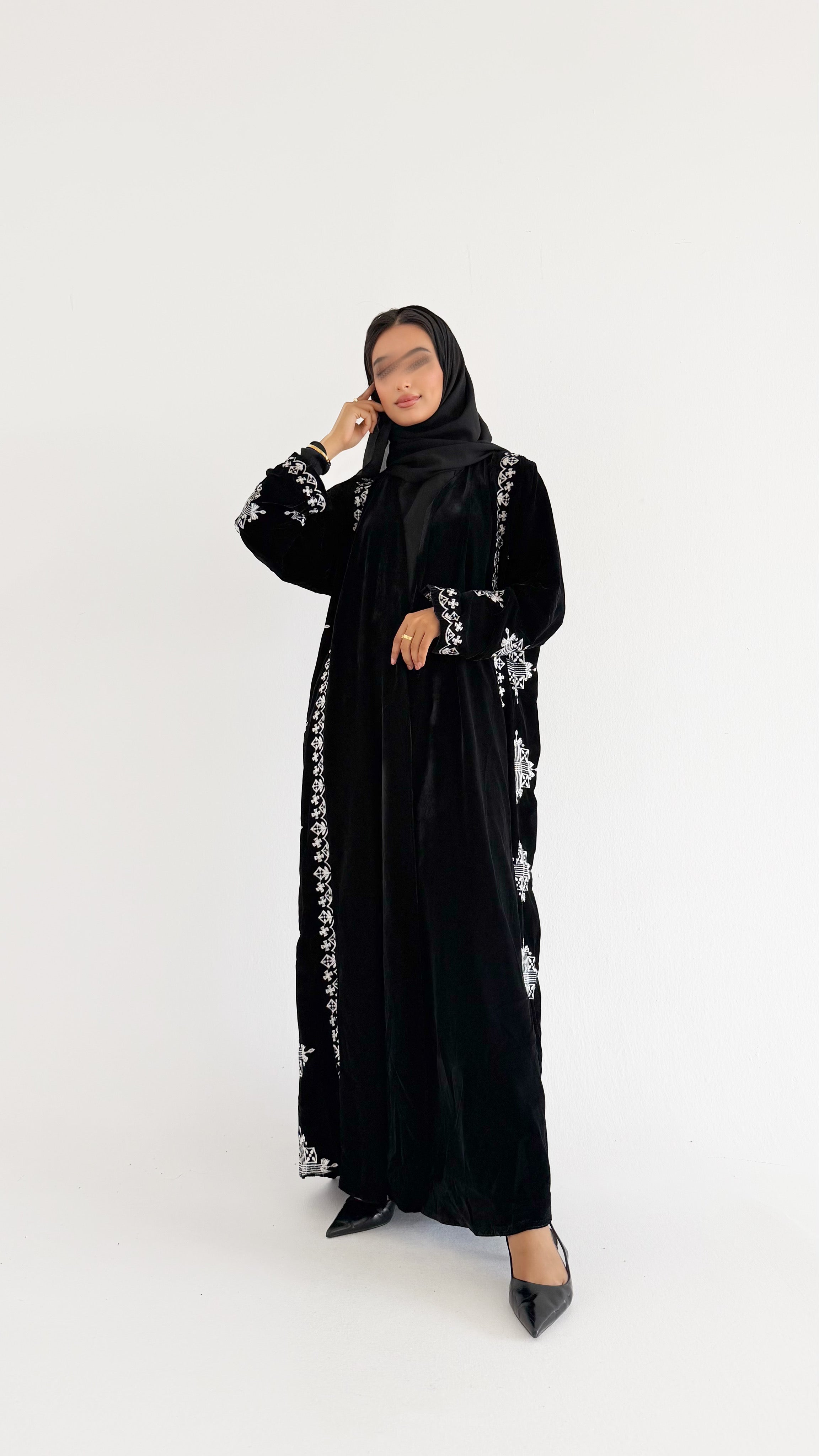 MW1782 - عباية مخمل تطريز كمبيوتر - Aya