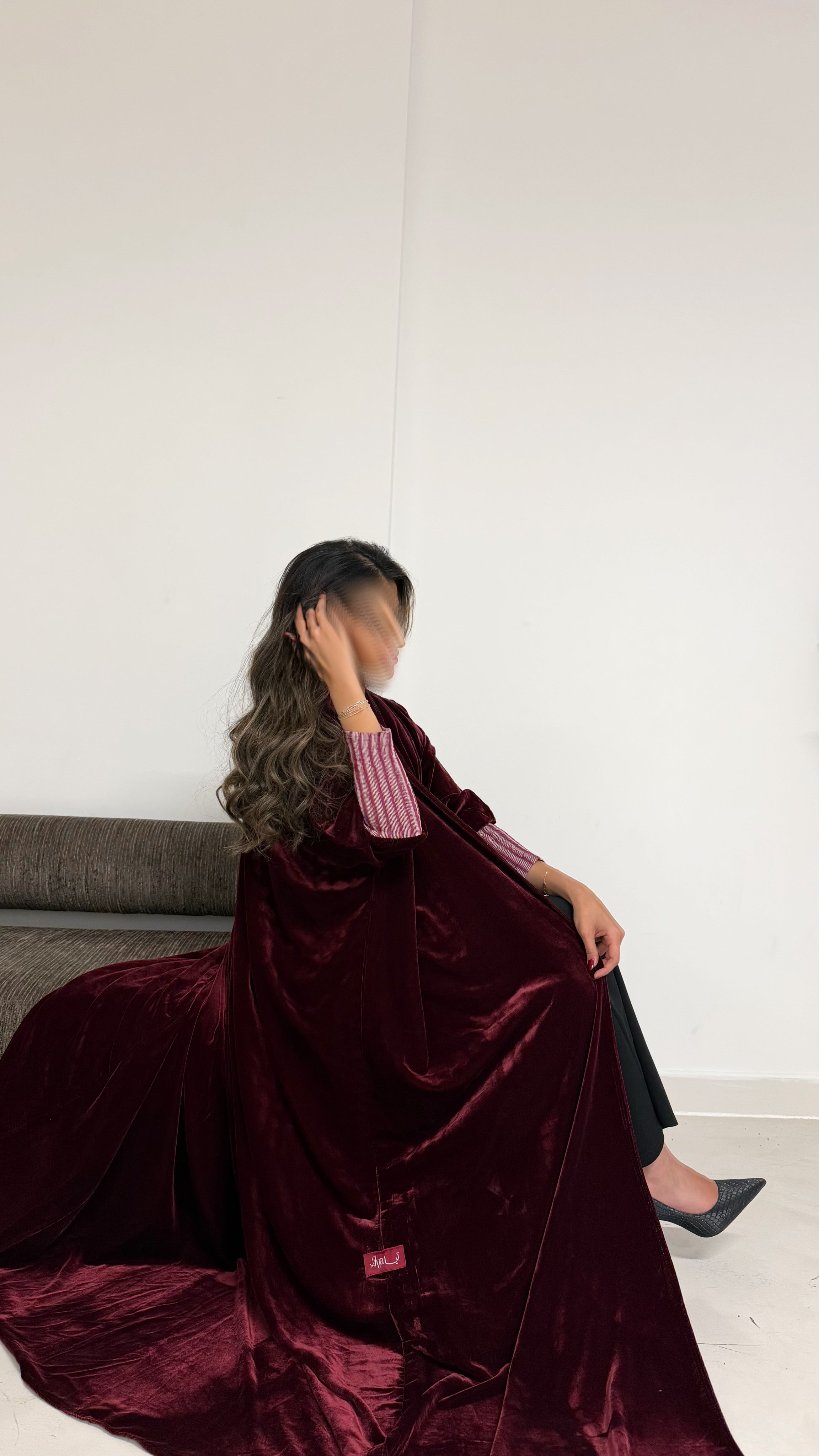 MWT525 - عباية عنابية مخمل بأكمام استرتش - Aya