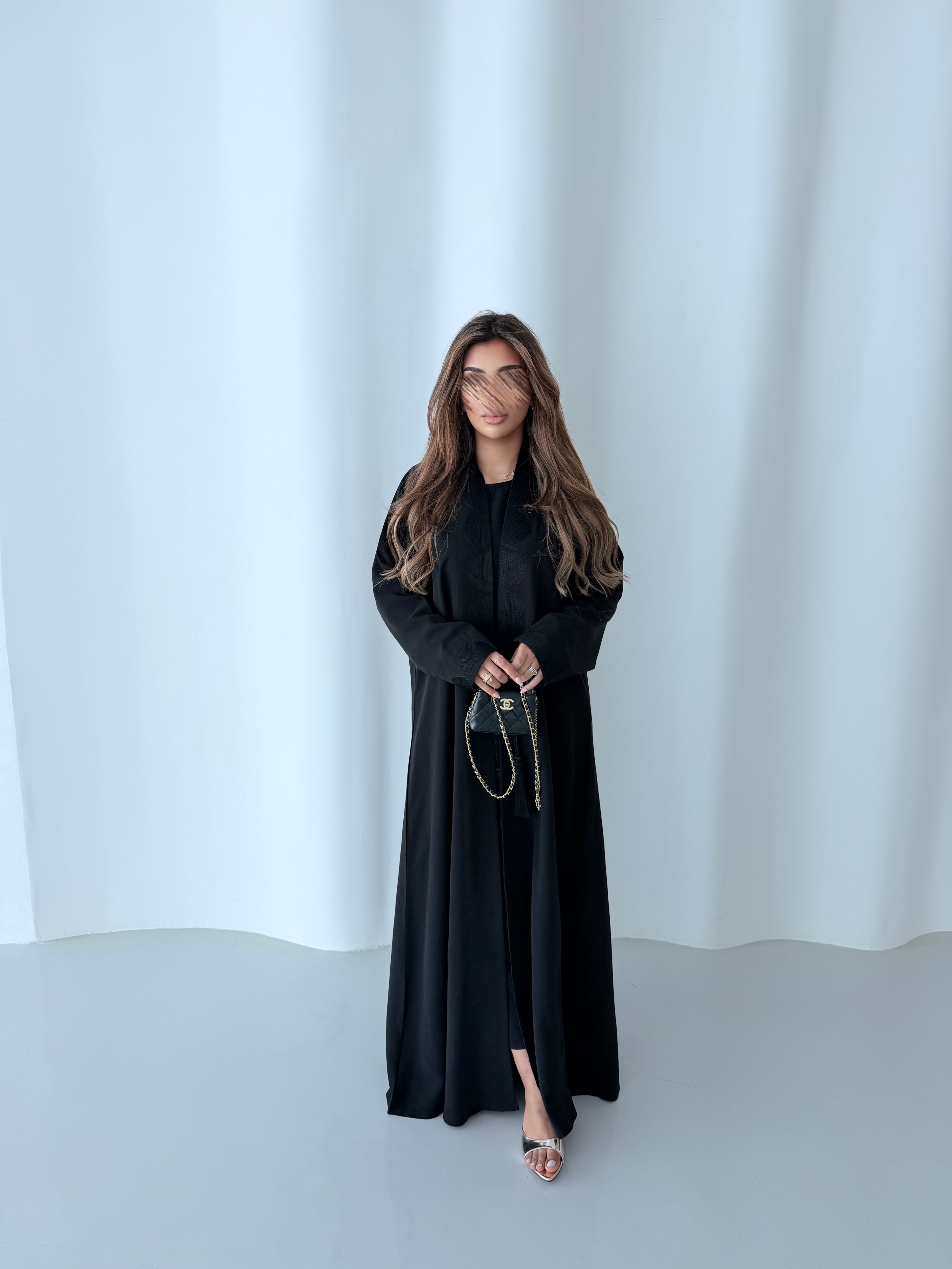 MWT1171 - عباية بتطريز اسود بالامام - Aya