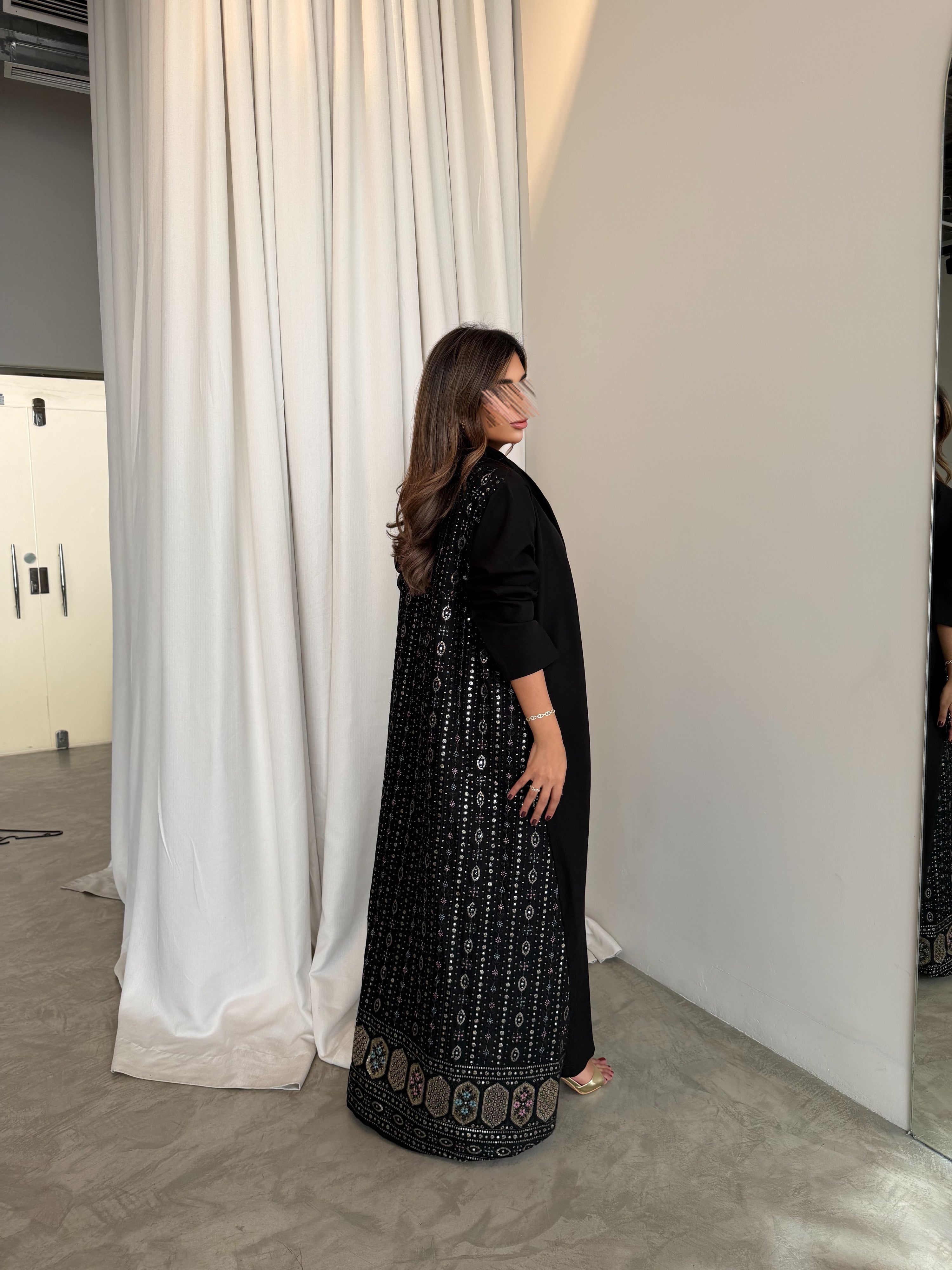 MWT1051 - عبايه بتدخيله لنن تطريز بالجنب - Aya