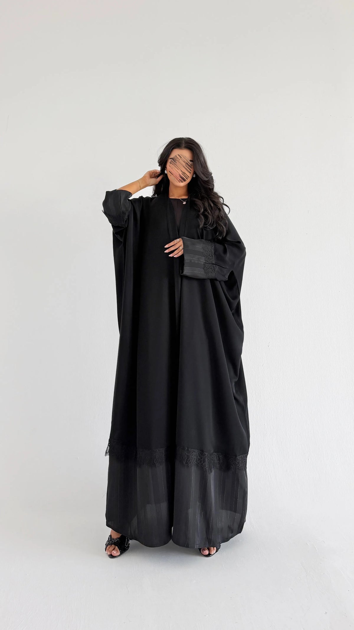 MWT1288  - عباية اسود بتدخيلة مخطط ودانتيل - Aya