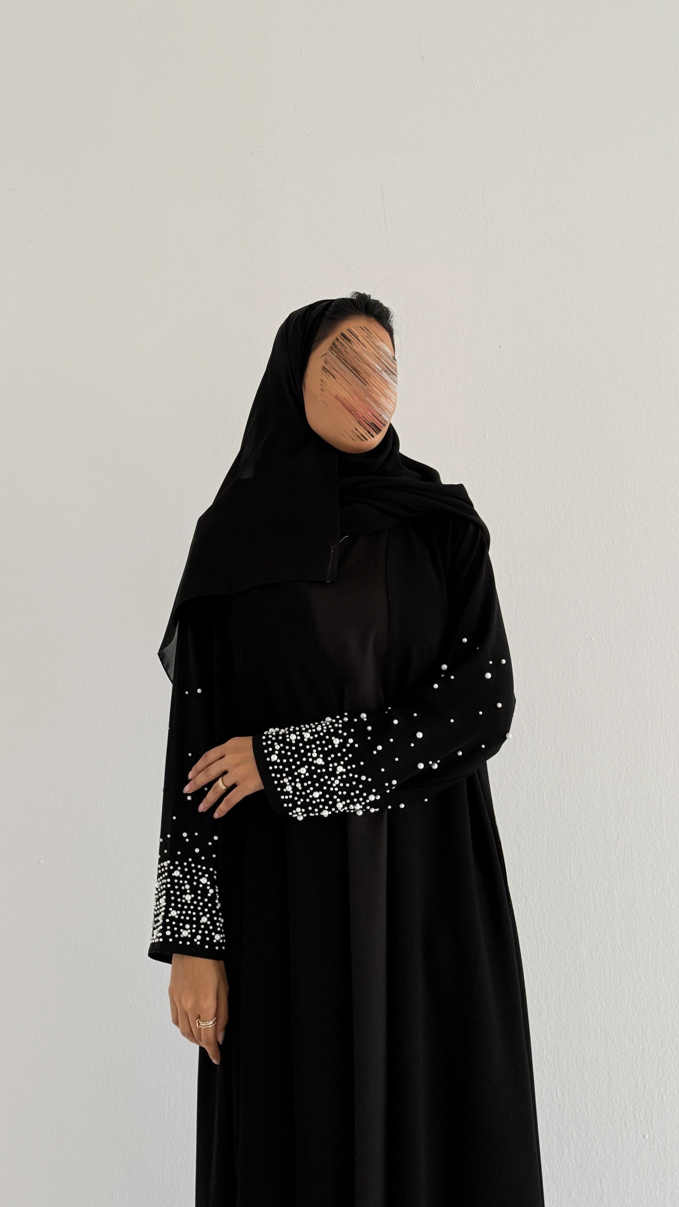 MWT2065 - عباية كريب مع لؤلؤ بالأكمام - Aya