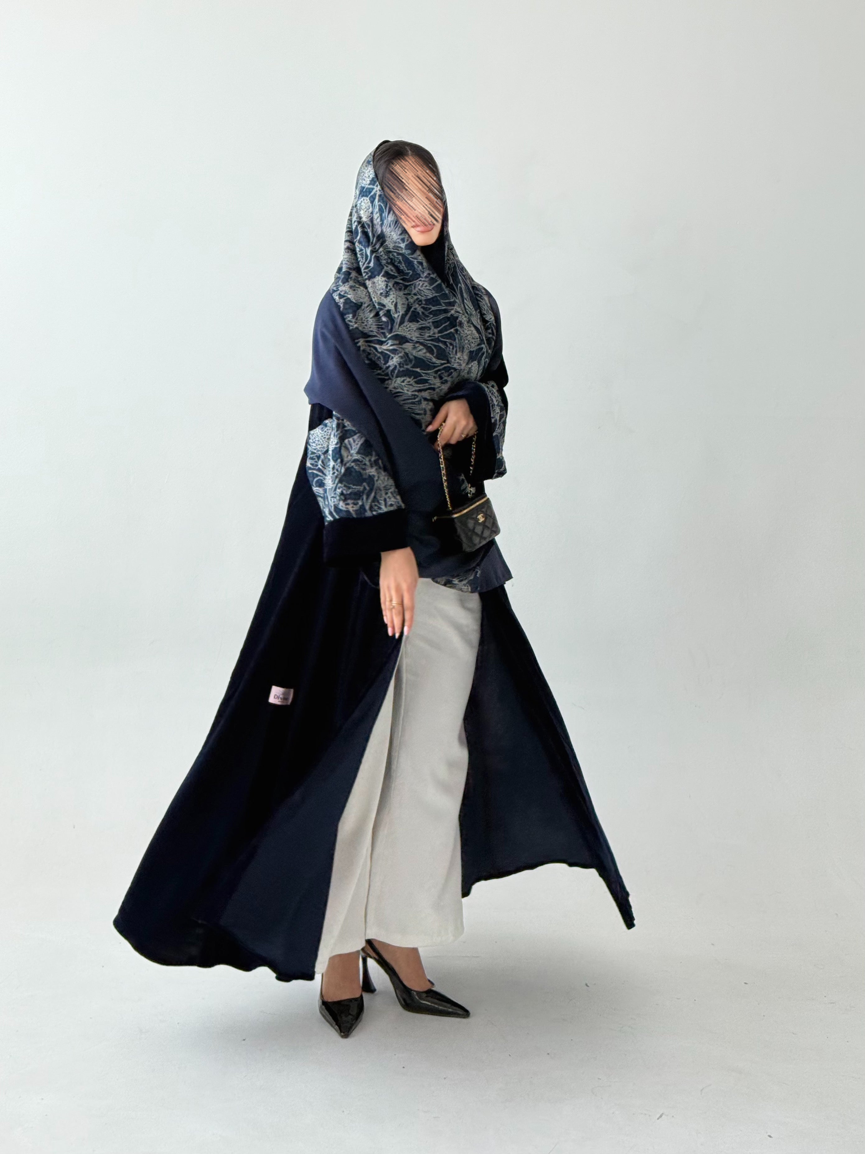 MWT810 - عباية مخمل مع تدخيلة مشجر